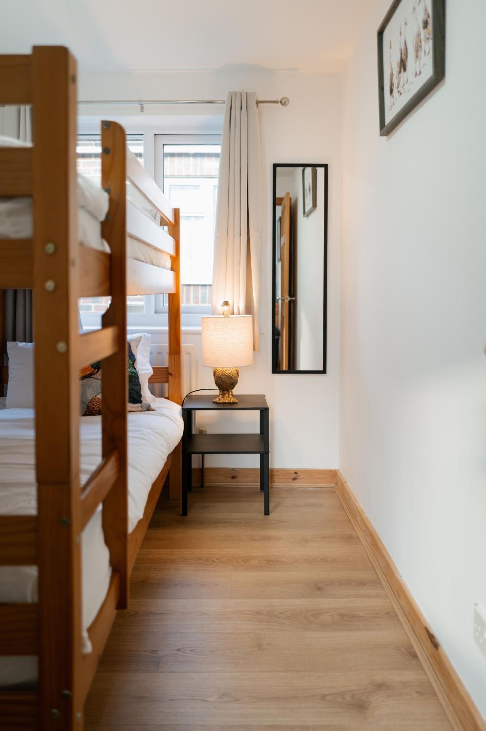 The Bird's Nest by Sheppey Stays- Pet Friendly Cozy Coastal Escape - Sleeps 6 with Parking - Great Rates for Long Stays