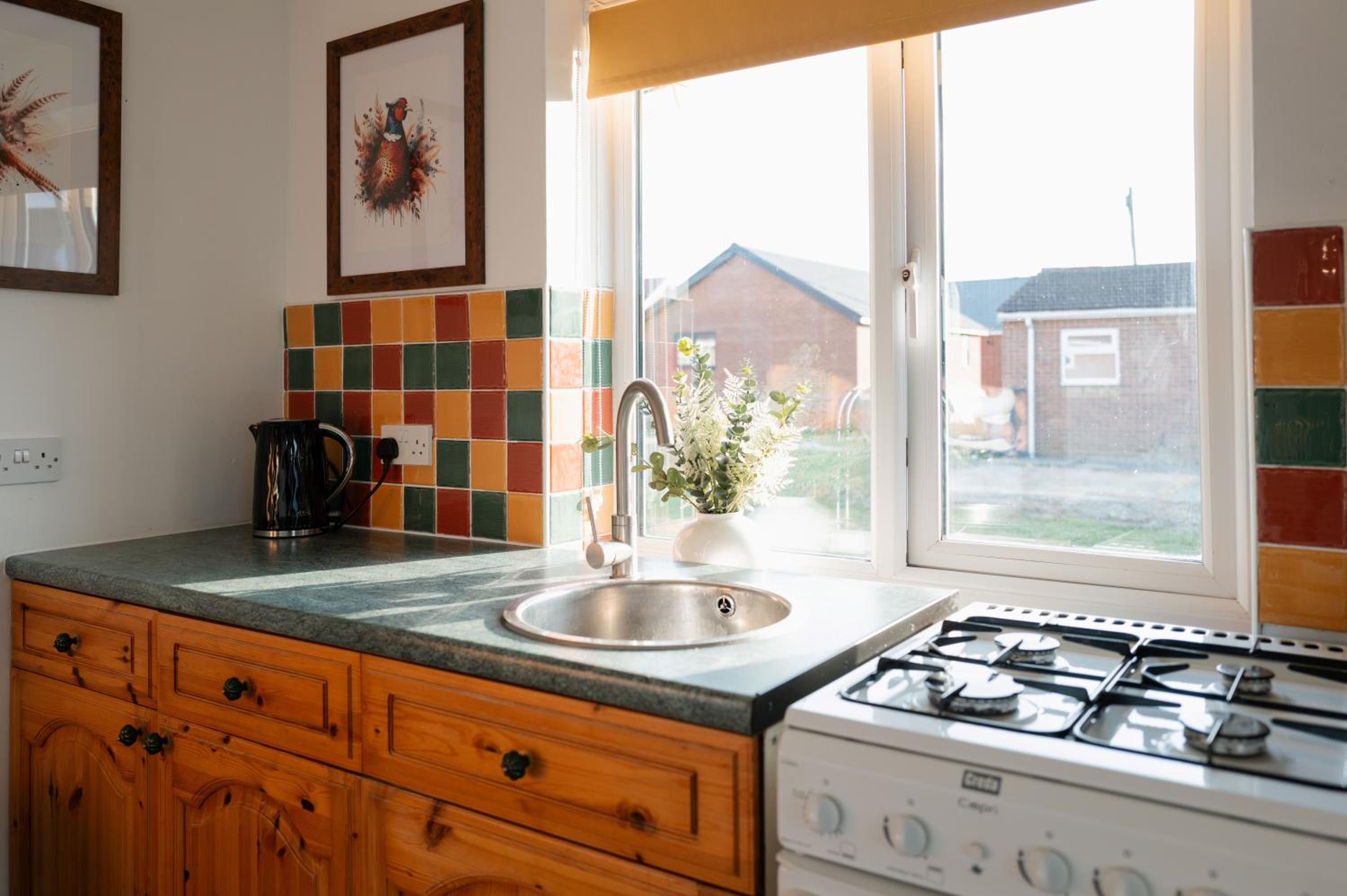 The Bird's Nest by Sheppey Stays- Pet Friendly Cozy Coastal Escape - Sleeps 6 with Parking - Great Rates for Long Stays
