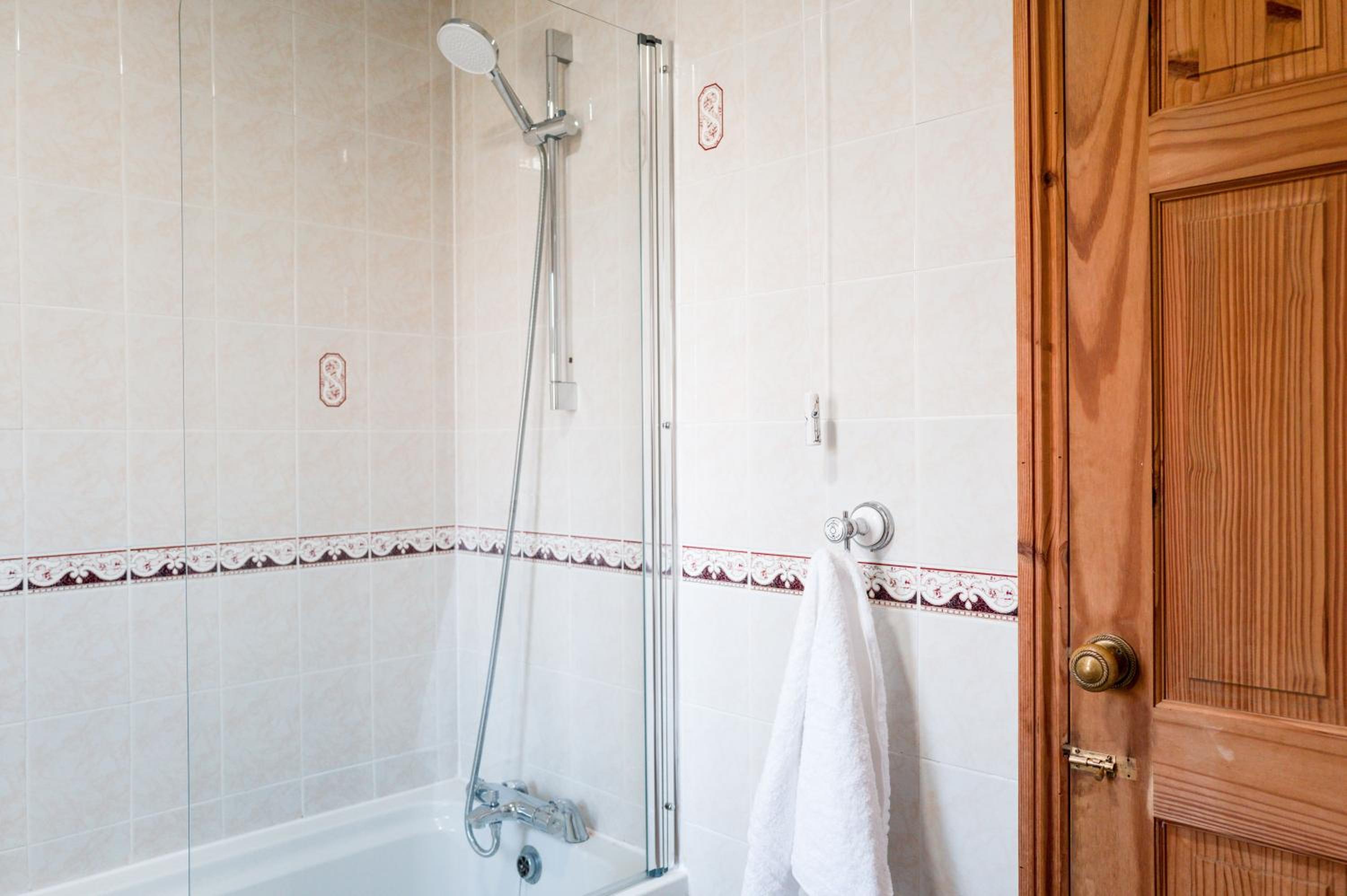 The Bird's Nest by Sheppey Stays- Pet Friendly Cozy Coastal Escape - Sleeps 6 with Parking - Great Rates for Long Stays