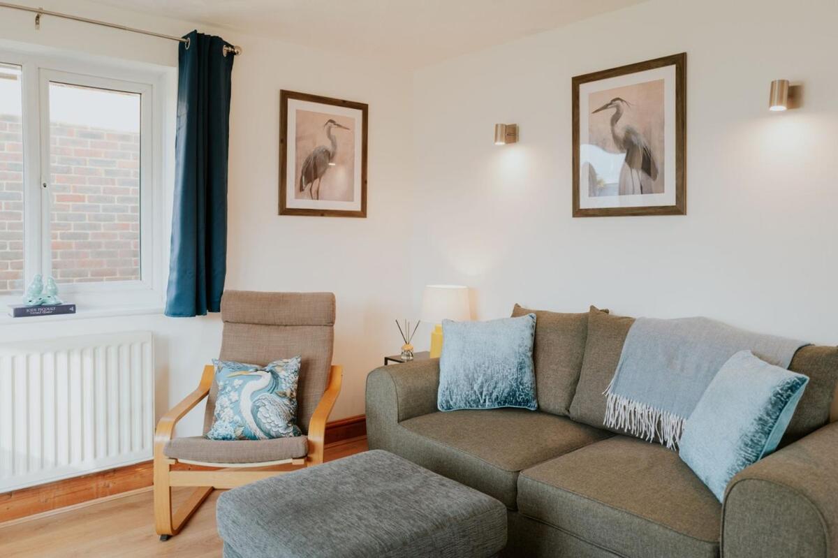 The Bird's Nest by Sheppey Stays- Pet Friendly Cozy Coastal Escape - Sleeps 6 with Parking - Great Rates for Long Stays