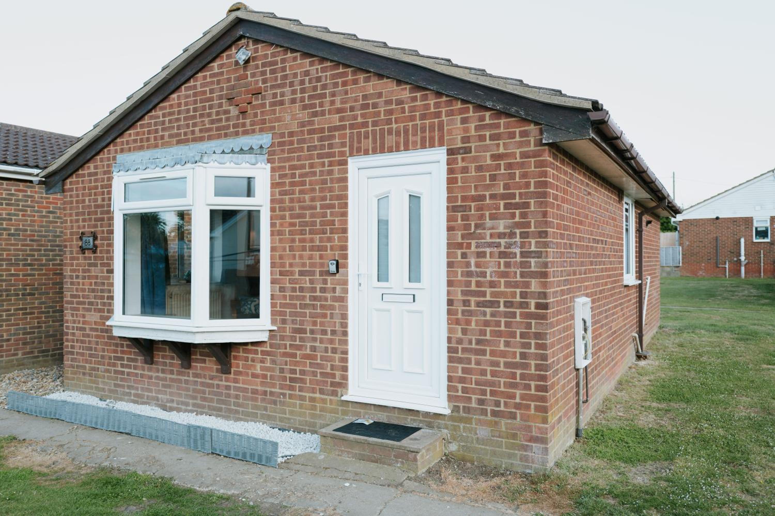 The Bird's Nest by Sheppey Stays- Pet Friendly Cozy Coastal Escape - Sleeps 6 with Parking - Great Rates for Long Stays