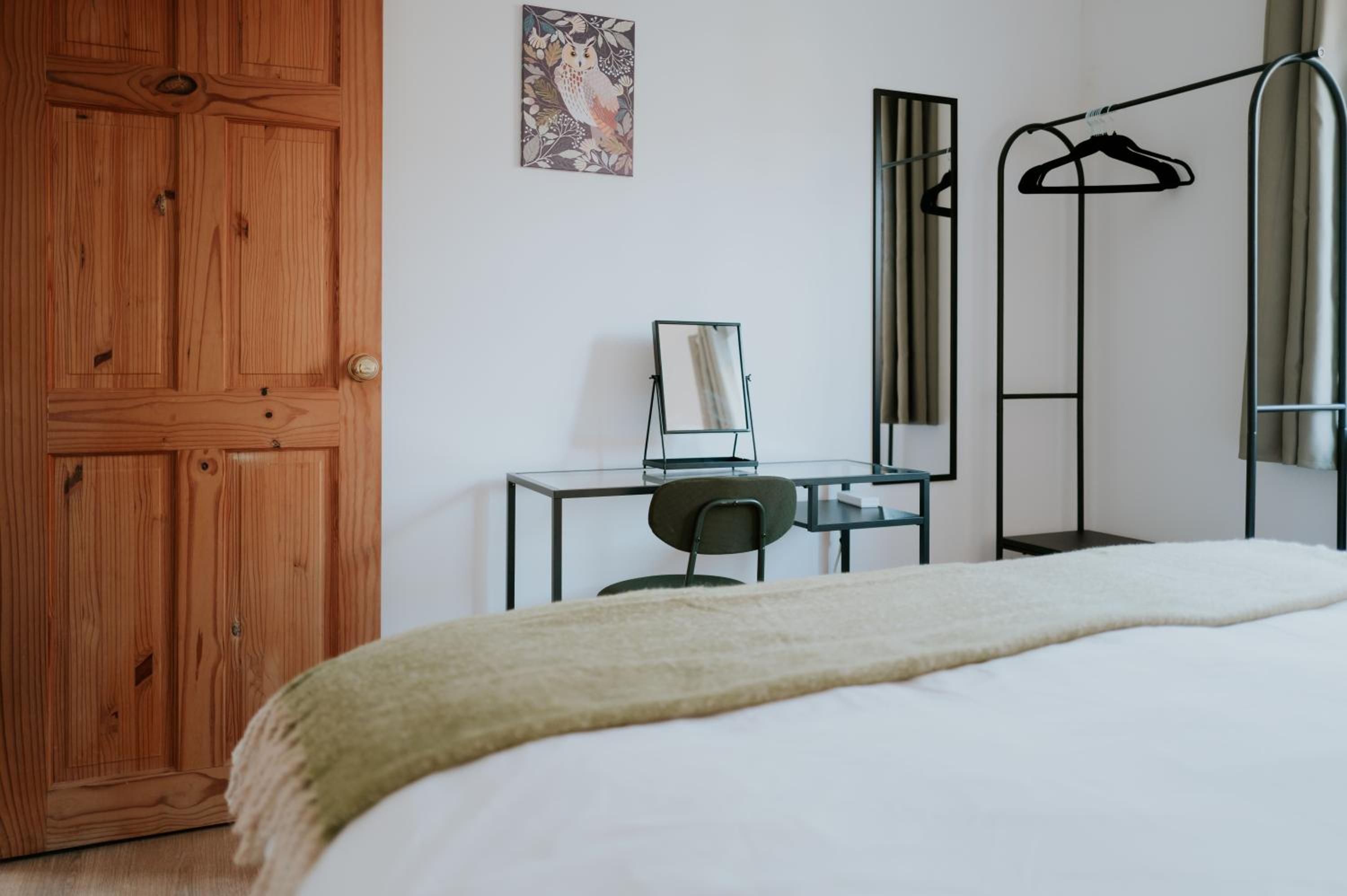 The Bird's Nest by Sheppey Stays- Pet Friendly Cozy Coastal Escape - Sleeps 6 with Parking - Great Rates for Long Stays