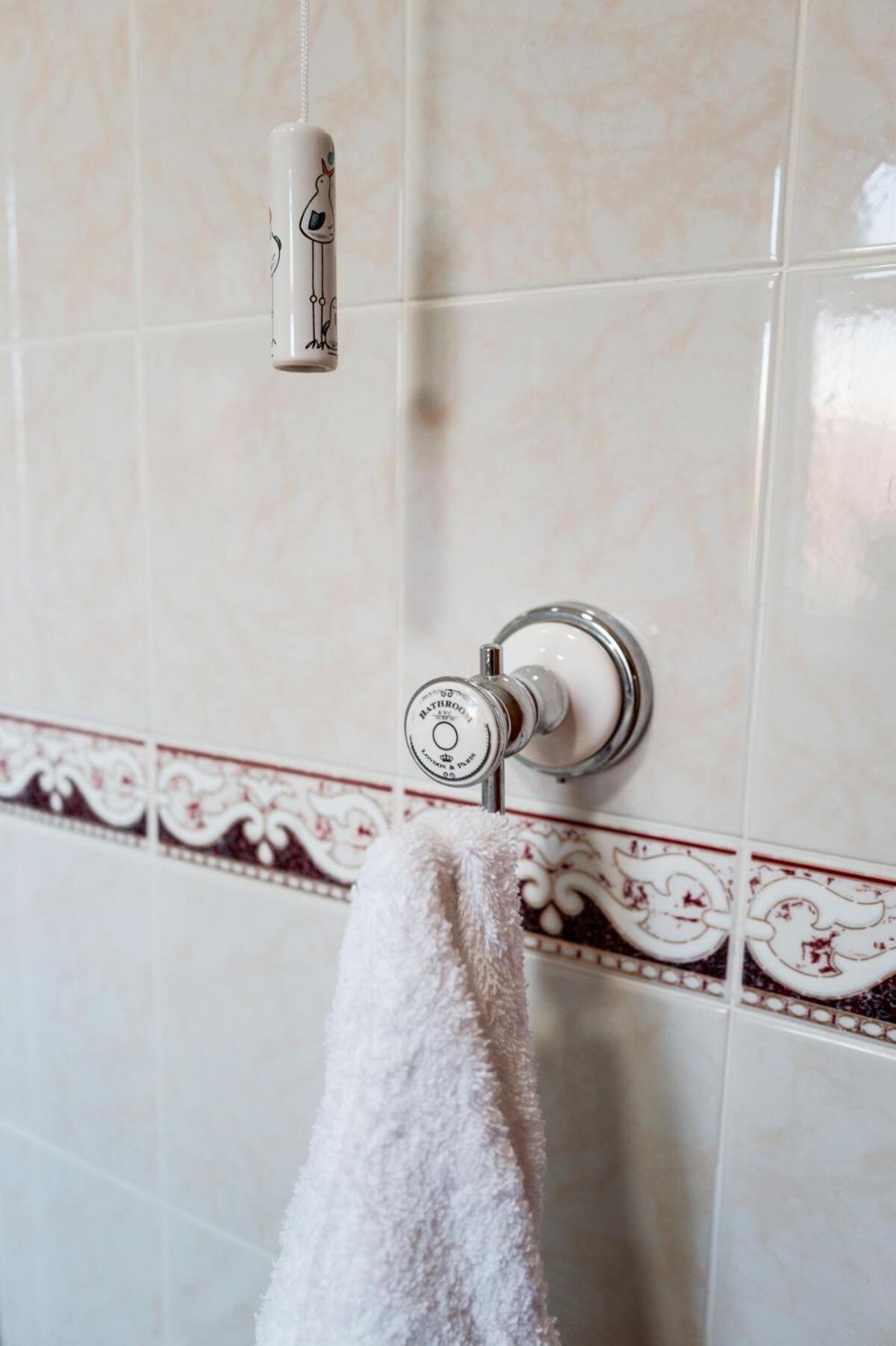 The Bird's Nest by Sheppey Stays- Pet Friendly Cozy Coastal Escape - Sleeps 6 with Parking - Great Rates for Long Stays