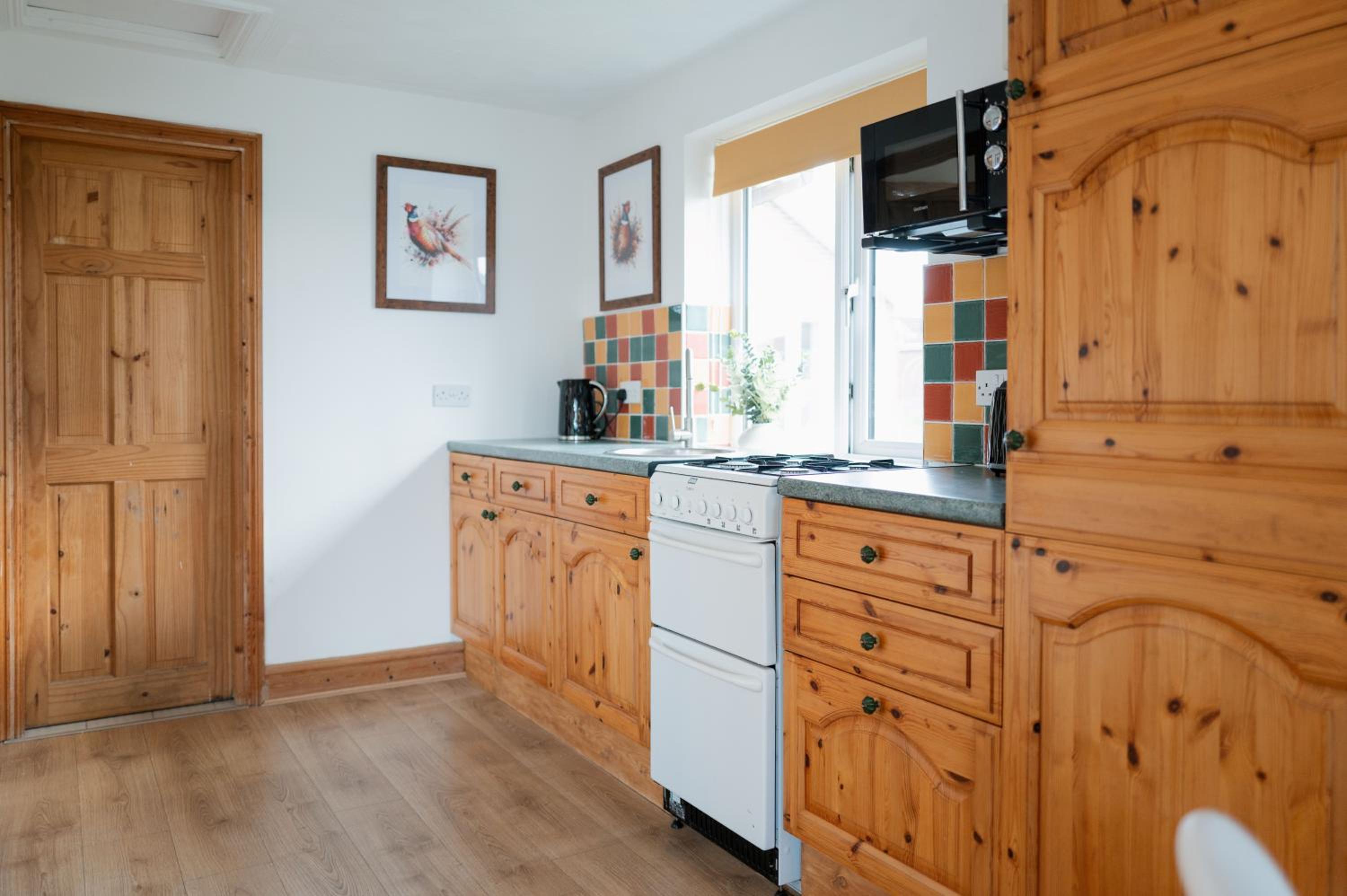 The Bird's Nest by Sheppey Stays- Pet Friendly Cozy Coastal Escape - Sleeps 6 with Parking - Great Rates for Long Stays