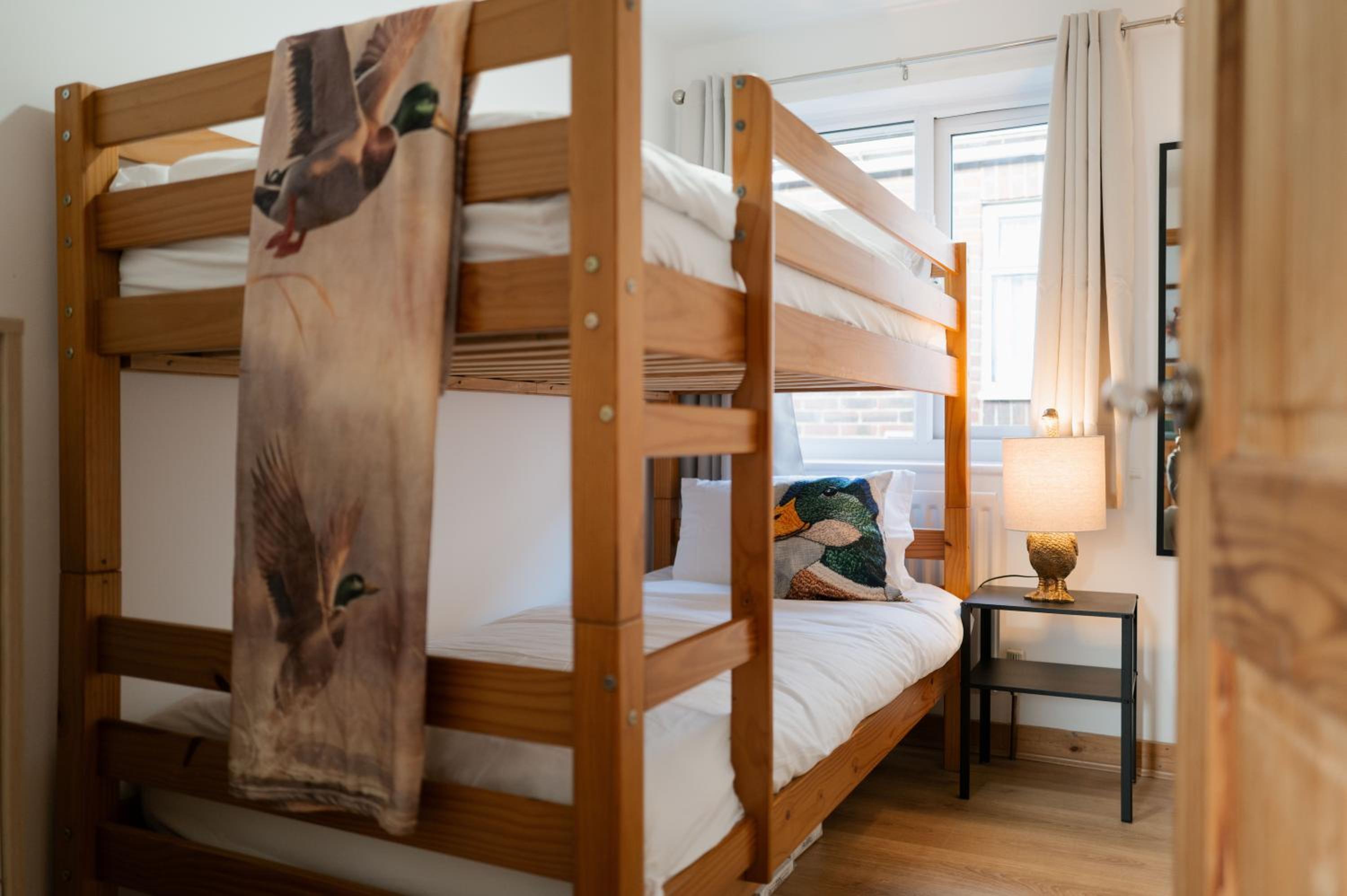 The Bird's Nest by Sheppey Stays- Pet Friendly Cozy Coastal Escape - Sleeps 6 with Parking - Great Rates for Long Stays
