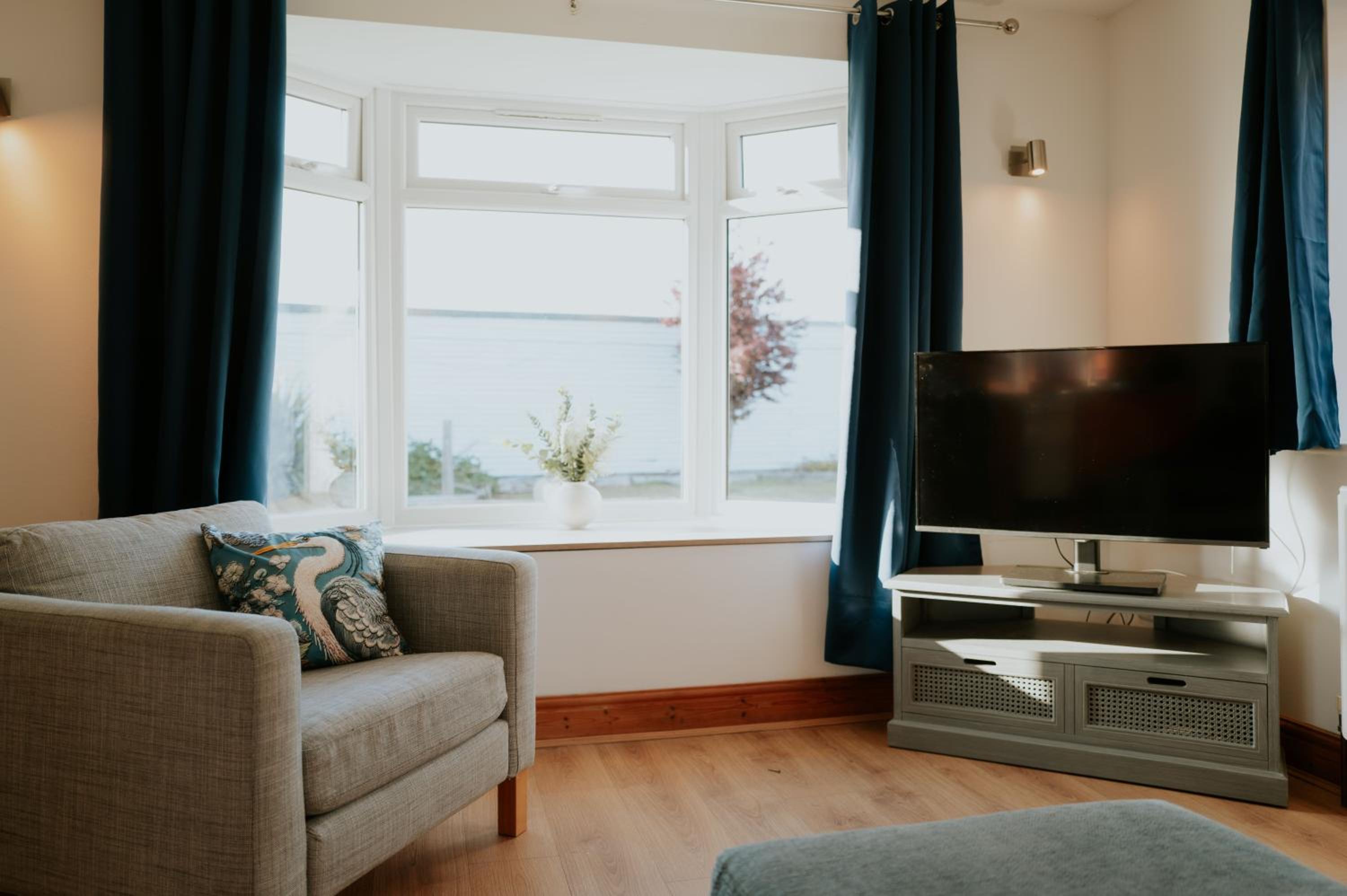 The Bird's Nest by Sheppey Stays- Pet Friendly Cozy Coastal Escape - Sleeps 6 with Parking - Great Rates for Long Stays