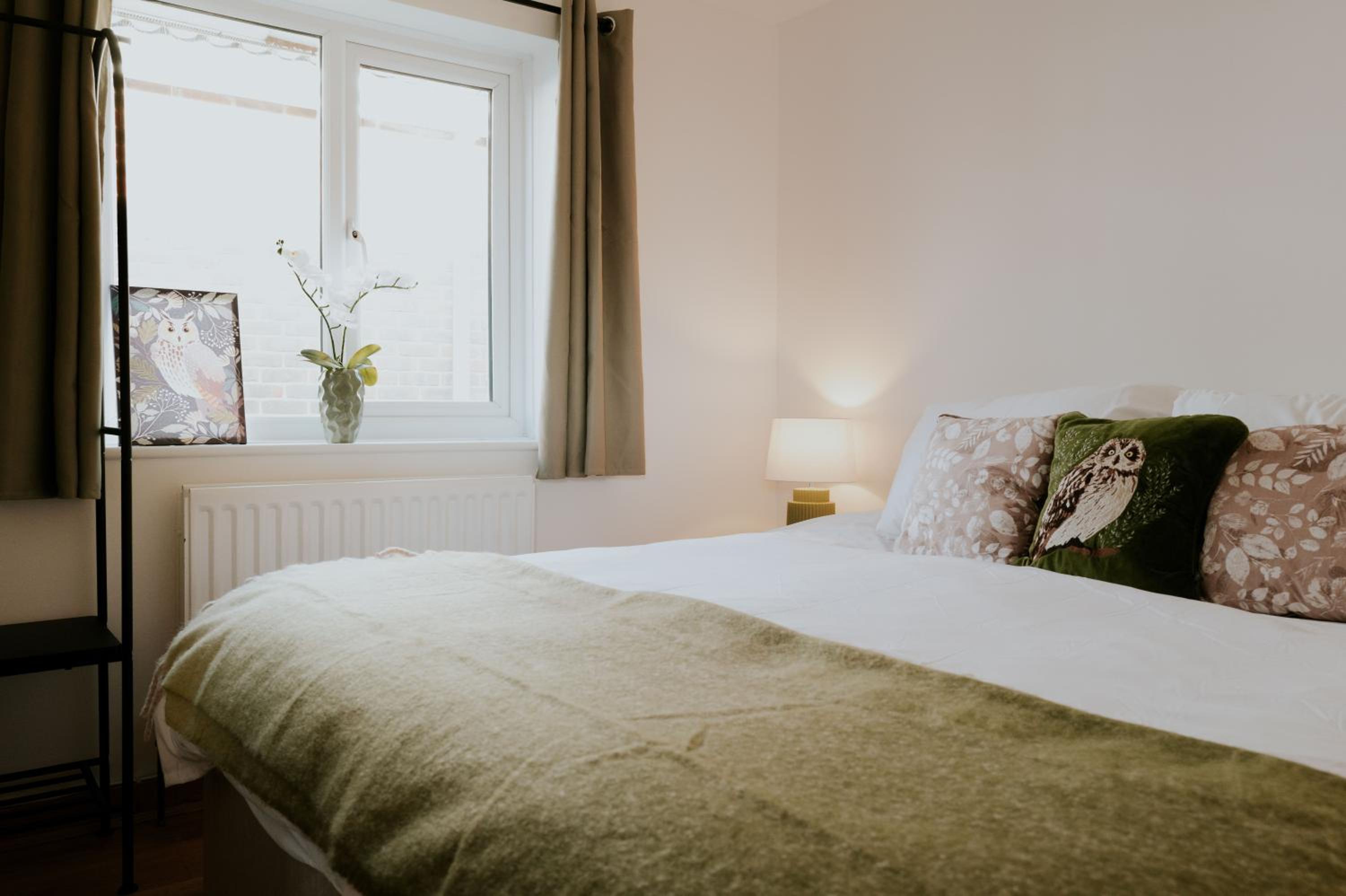 The Bird's Nest by Sheppey Stays- Pet Friendly Cozy Coastal Escape - Sleeps 6 with Parking - Great Rates for Long Stays