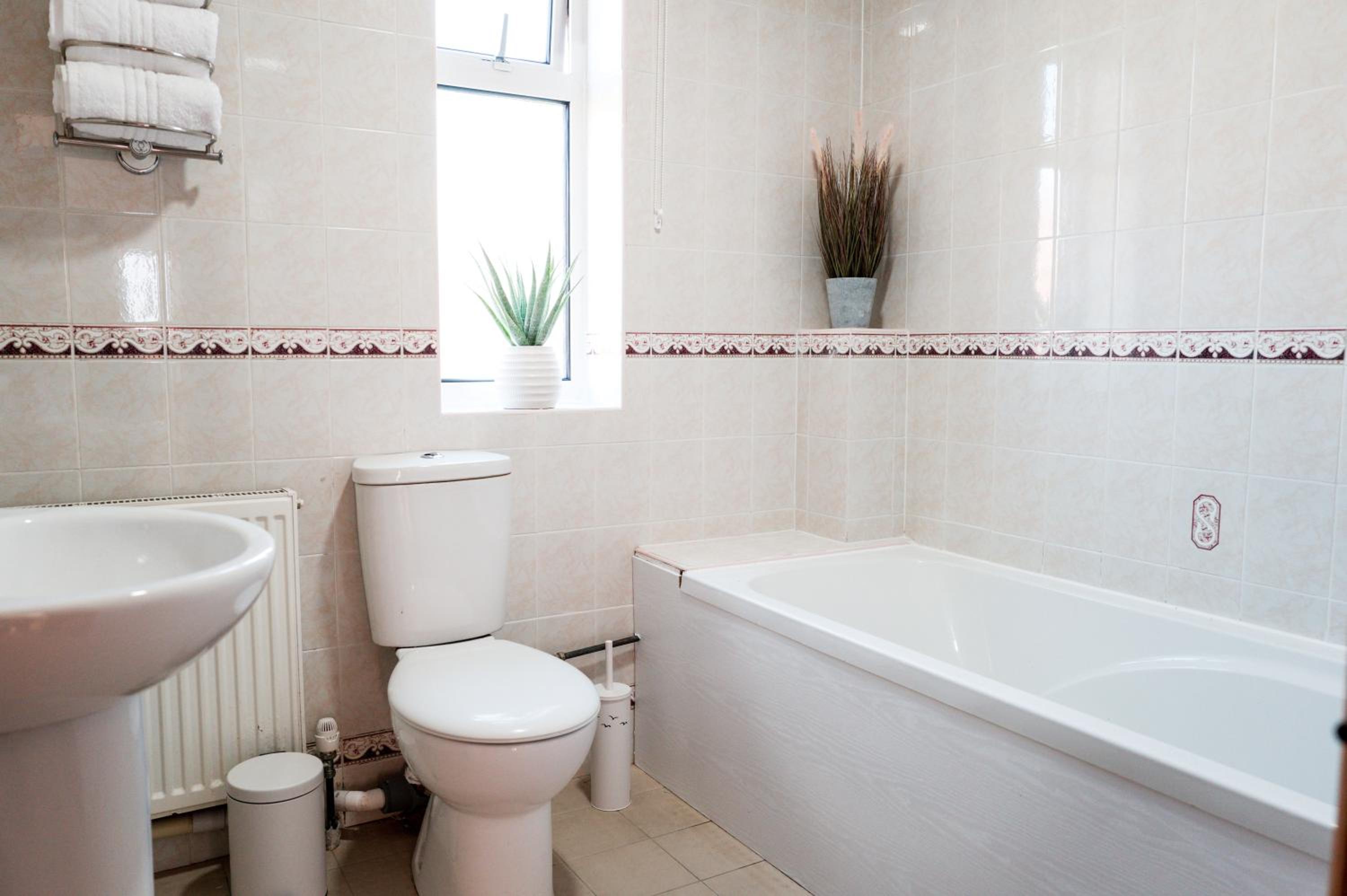 The Bird's Nest by Sheppey Stays- Pet Friendly Cozy Coastal Escape - Sleeps 6 with Parking - Great Rates for Long Stays