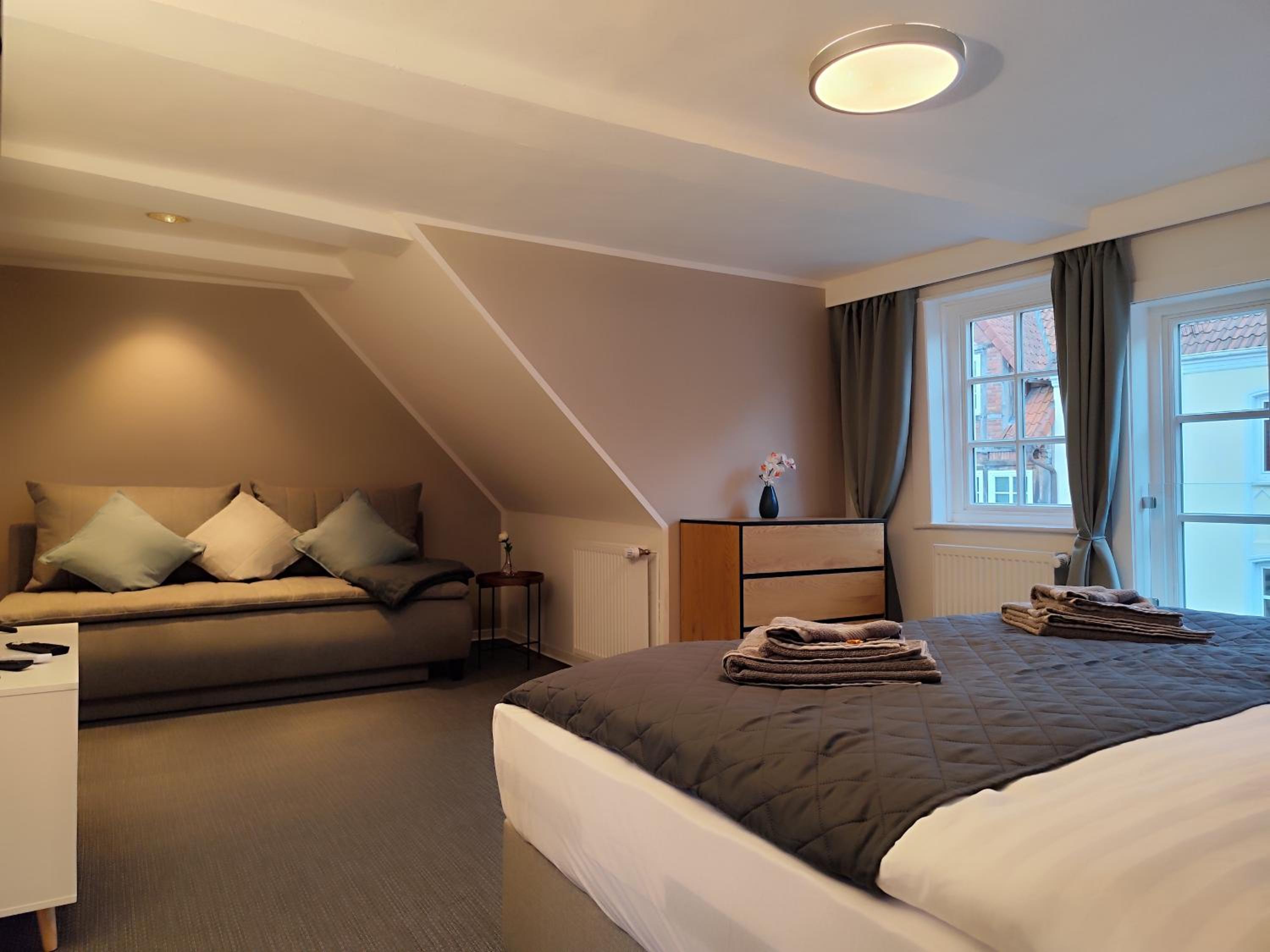 ApartZ - Celle Altstadt - bis 9 Personen Ideal für Familien und Gruppen, 3 SZ, 2 Bäder, Infrarotsauna, inklusive Parkplatz, Dachterrasse