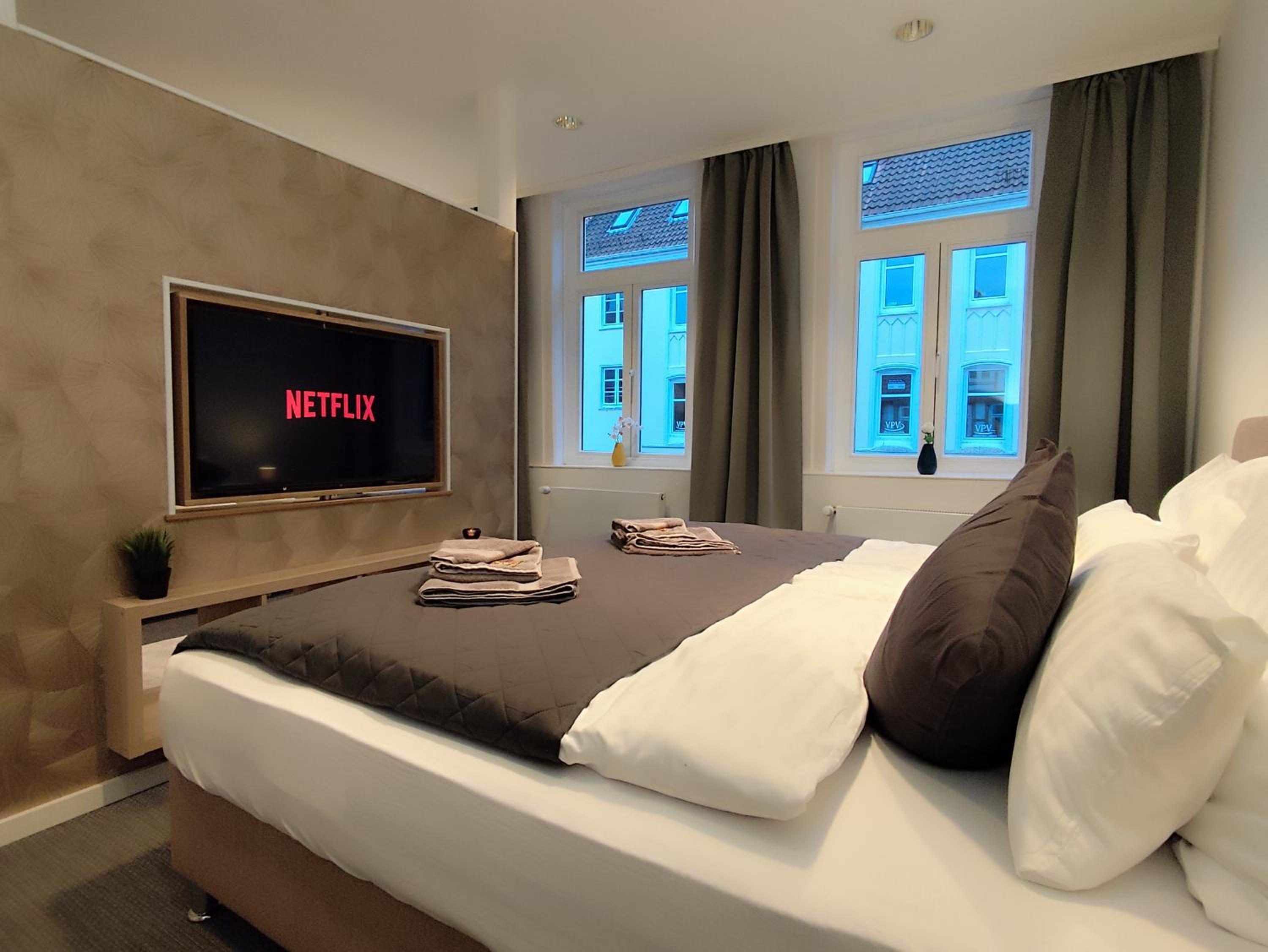 ApartZ - Celle Altstadt - bis 9 Personen Ideal für Familien und Gruppen, 3 SZ, 2 Bäder, Infrarotsauna, inklusive Parkplatz, Dachterrasse