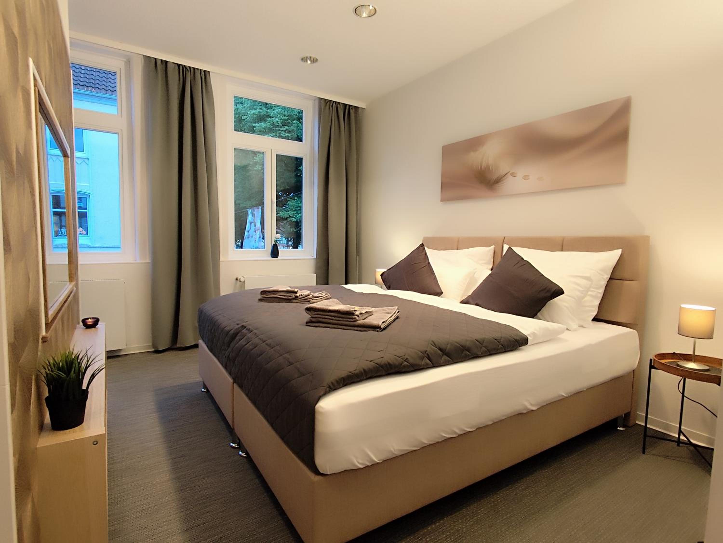 ApartZ - Celle Altstadt - bis 9 Personen Ideal für Familien und Gruppen, 3 SZ, 2 Bäder, Infrarotsauna, inklusive Parkplatz, Dachterrasse