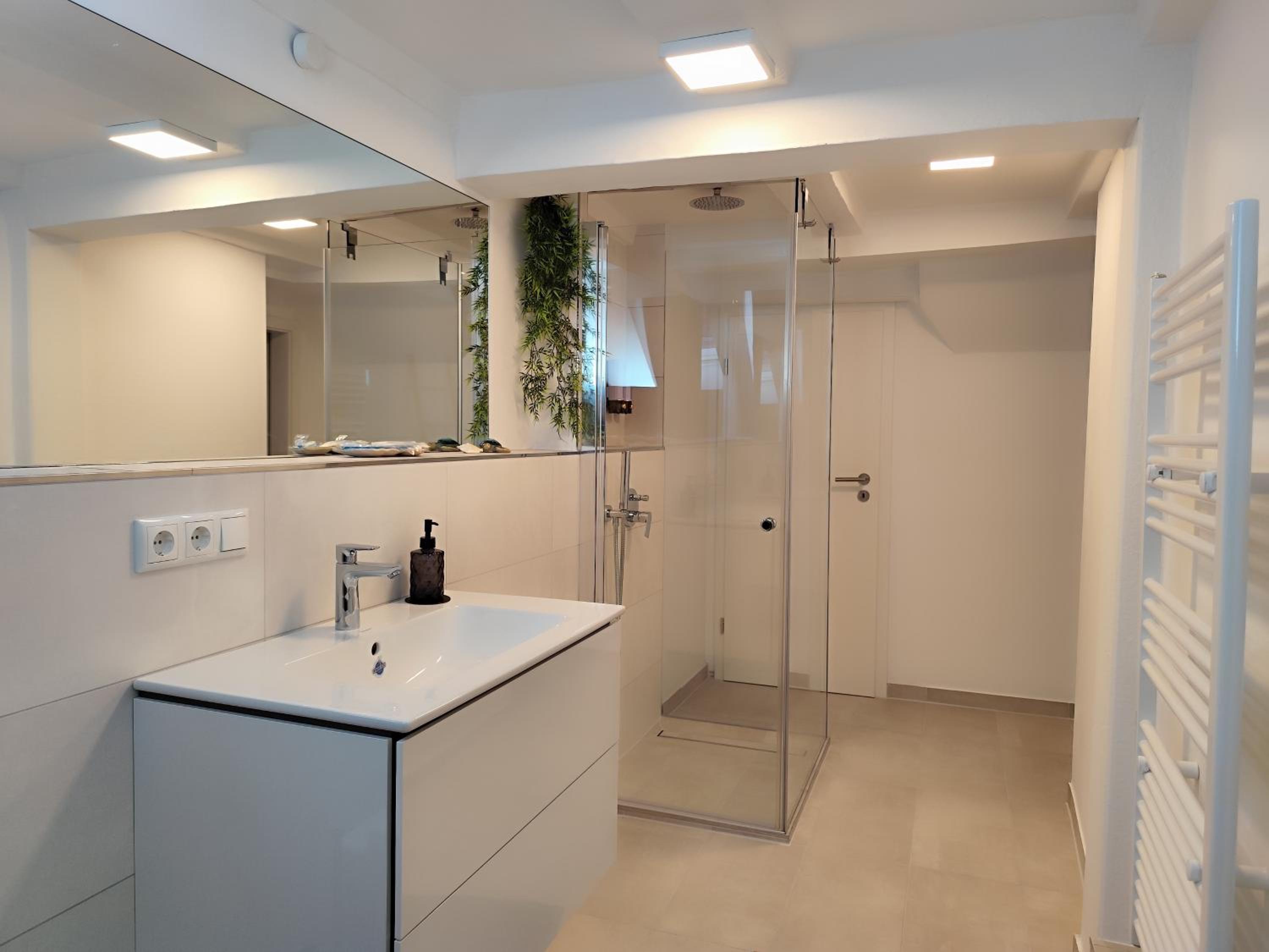 ApartZ - Celle Altstadt - bis 9 Personen Ideal für Familien und Gruppen, 3 SZ, 2 Bäder, Infrarotsauna, inklusive Parkplatz, Dachterrasse