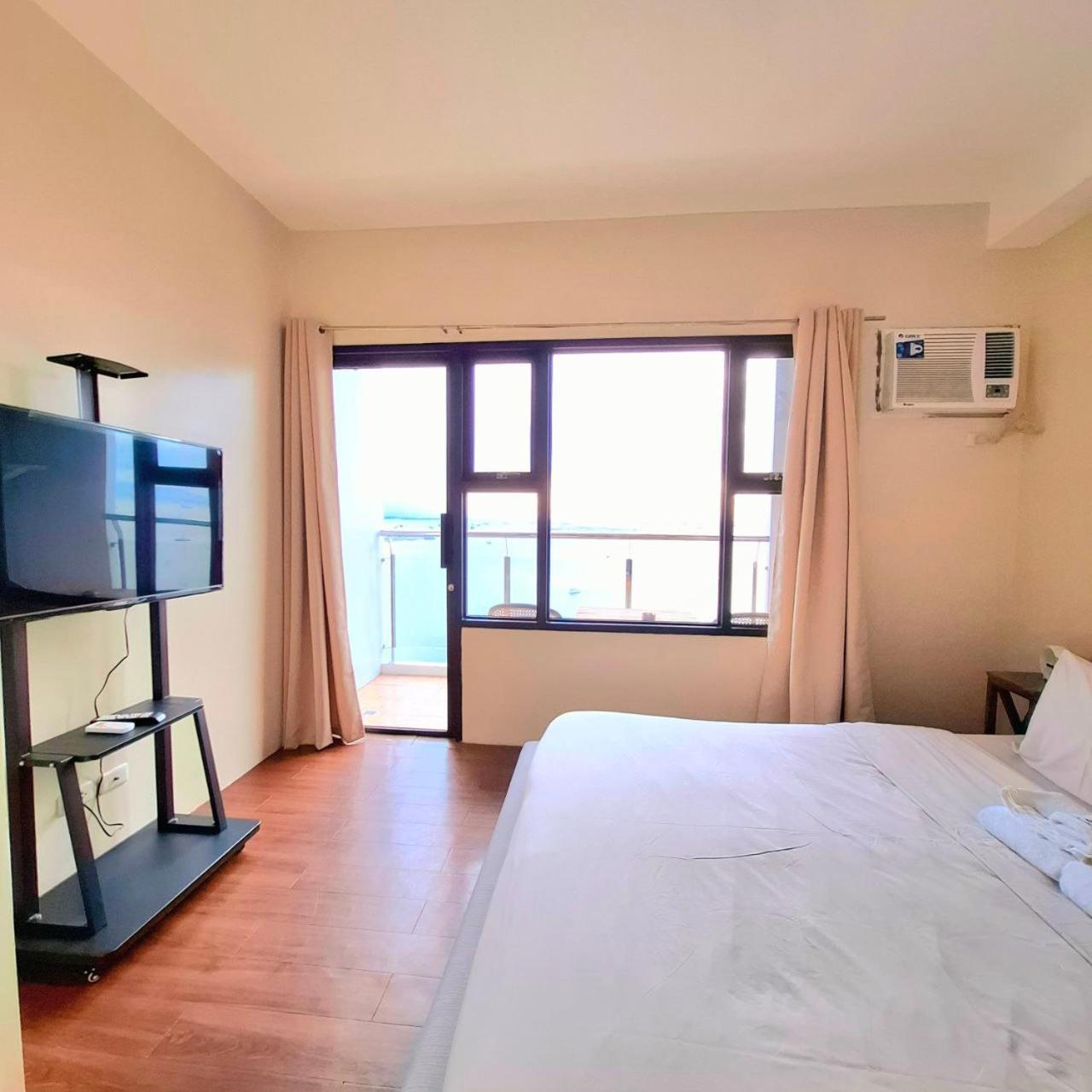 STAYLUXIA BOUTIQUE HOTEL MANILABAYVIEW - 1-5 BR Luxury and Superior Condos with, Balcony, Pool, Netflix & Gym- Housekeeping Available -