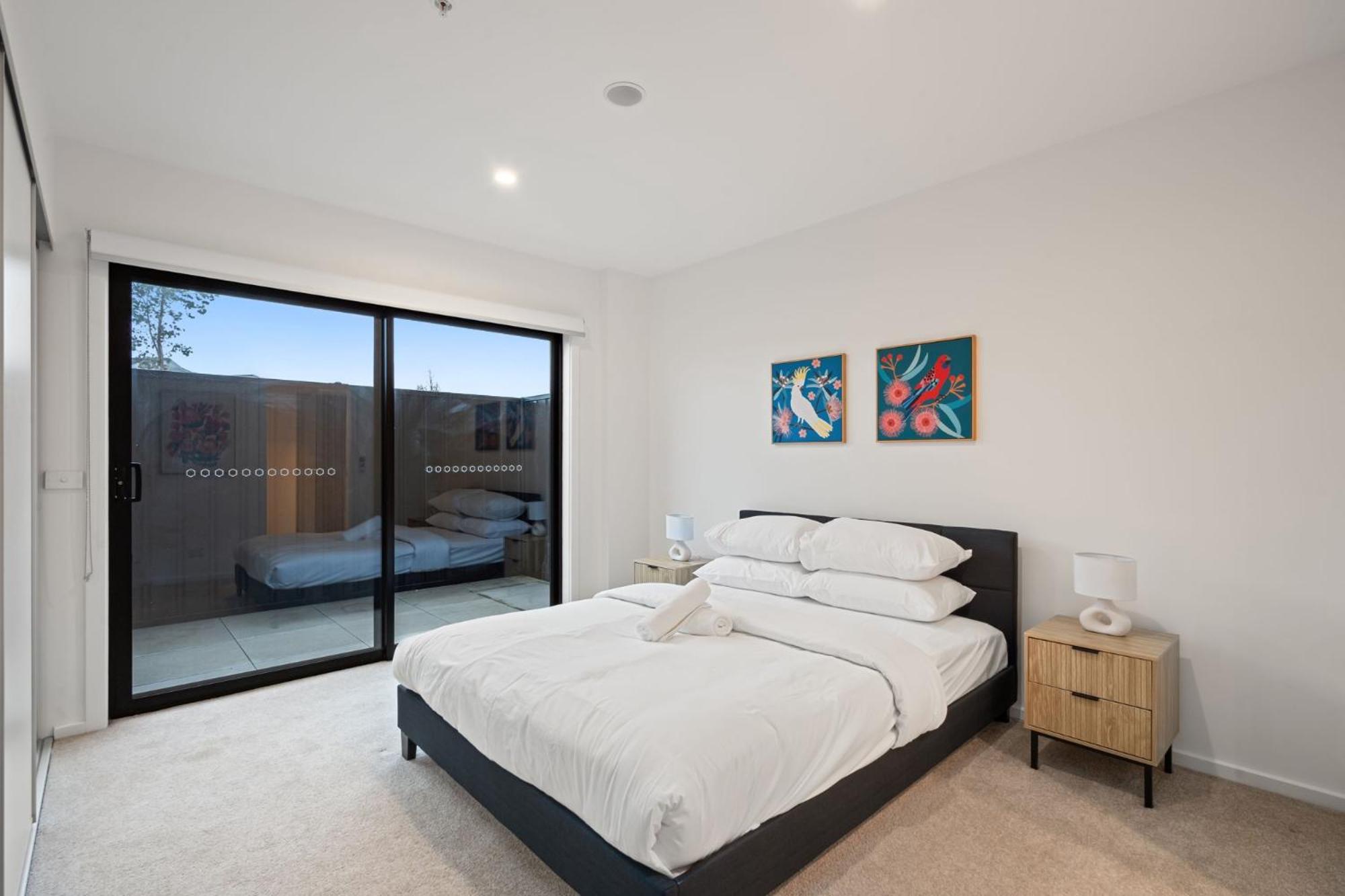 Stylish 2-Bed Townhouse with Balcony