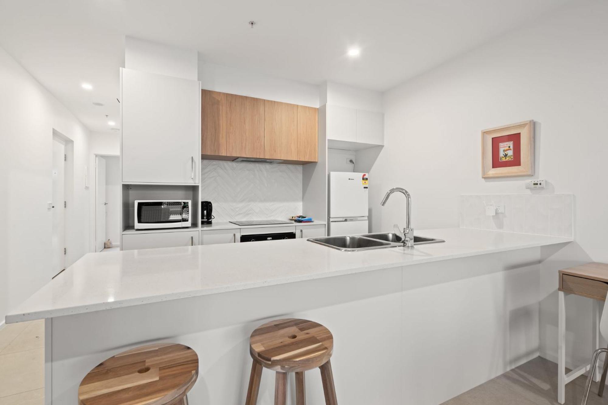 Stylish 2-Bed Townhouse with Balcony