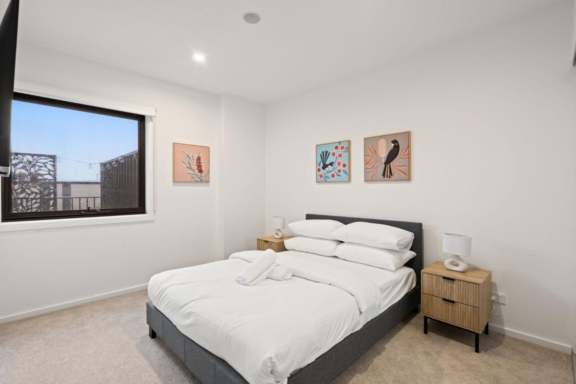 Stylish 2-Bed Townhouse with Balcony