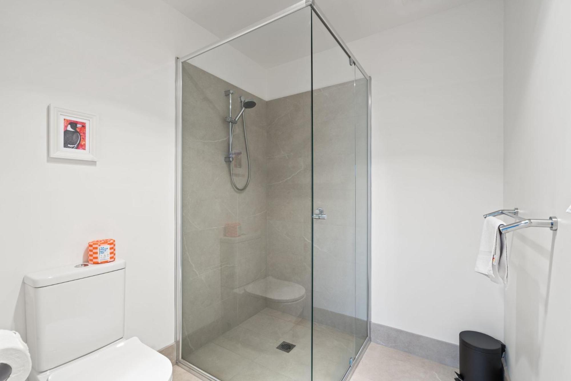Stylish 2-Bed Townhouse with Balcony