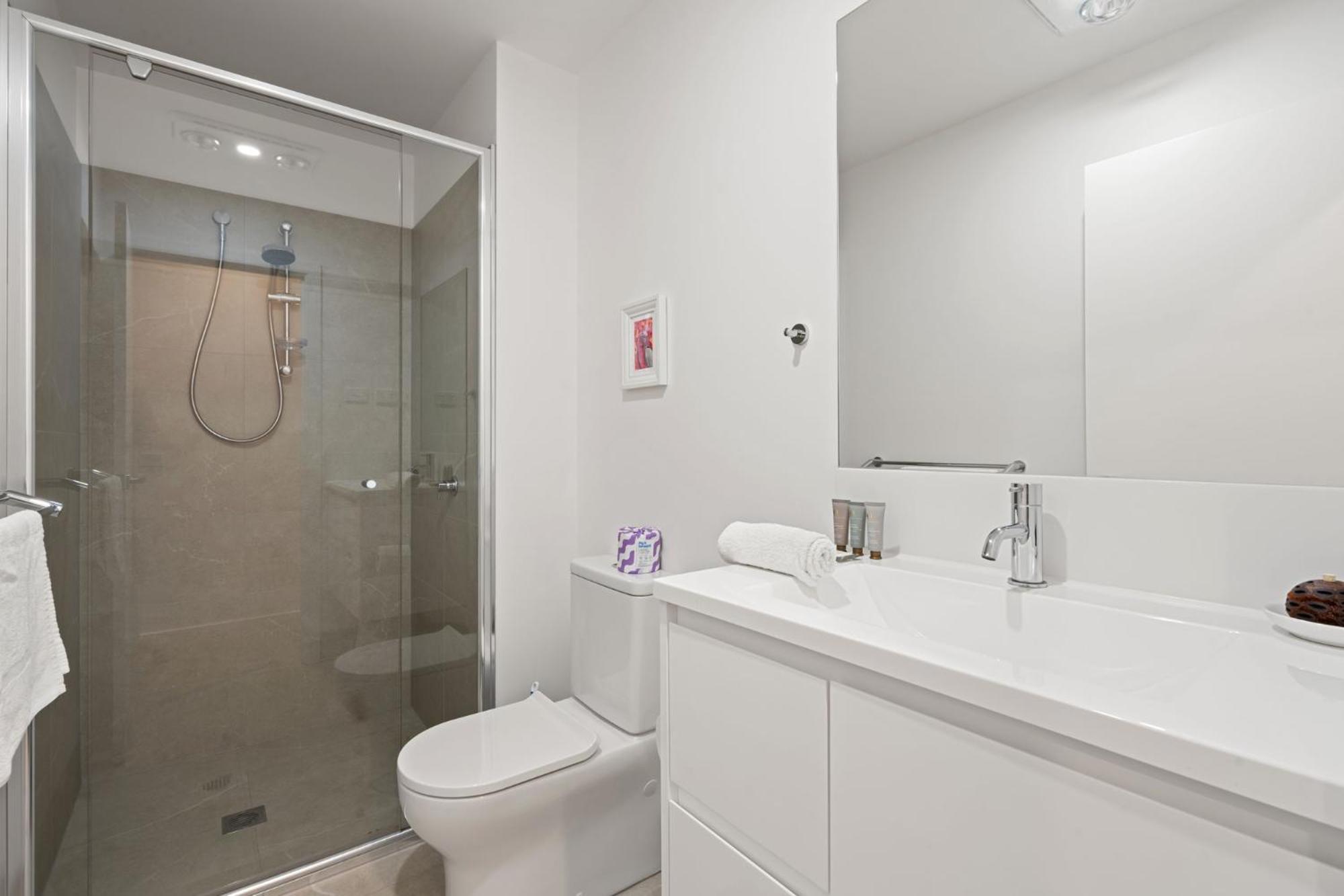 Stylish 2-Bed Townhouse with Balcony