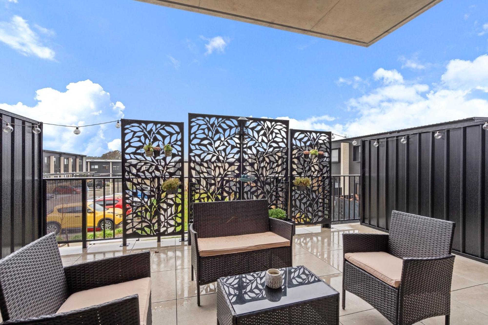 Stylish 2-Bed Townhouse with Balcony
