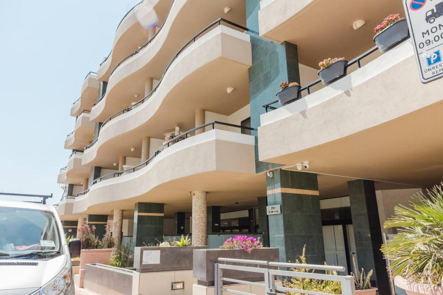 Ghadira Bay 3BED right next to beach! by Homely
