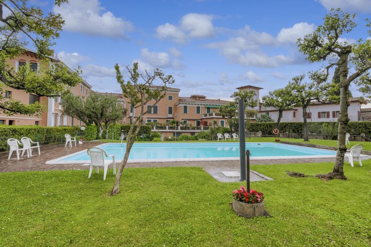 HOST4U - Loft del GARDA Residence with Pool, Front Lake Building