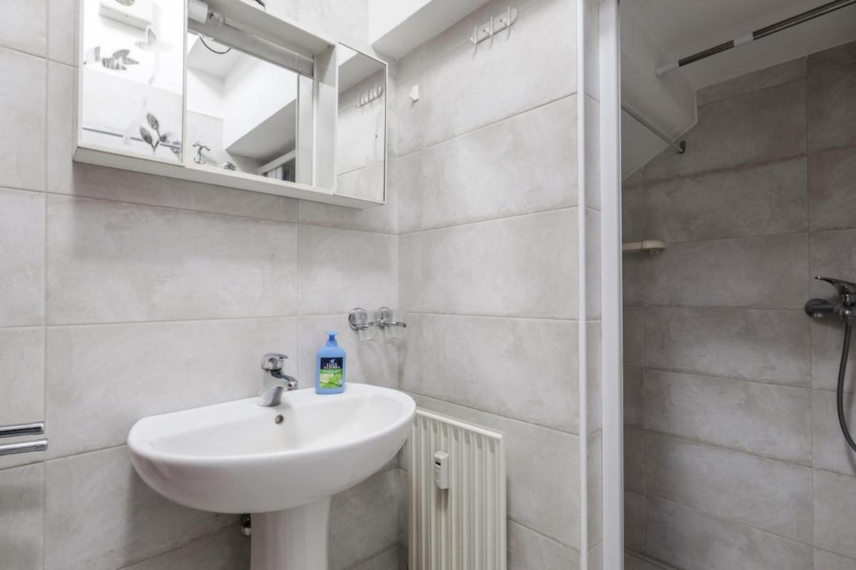 HOST4U - Loft del GARDA Residence with Pool, Front Lake Building