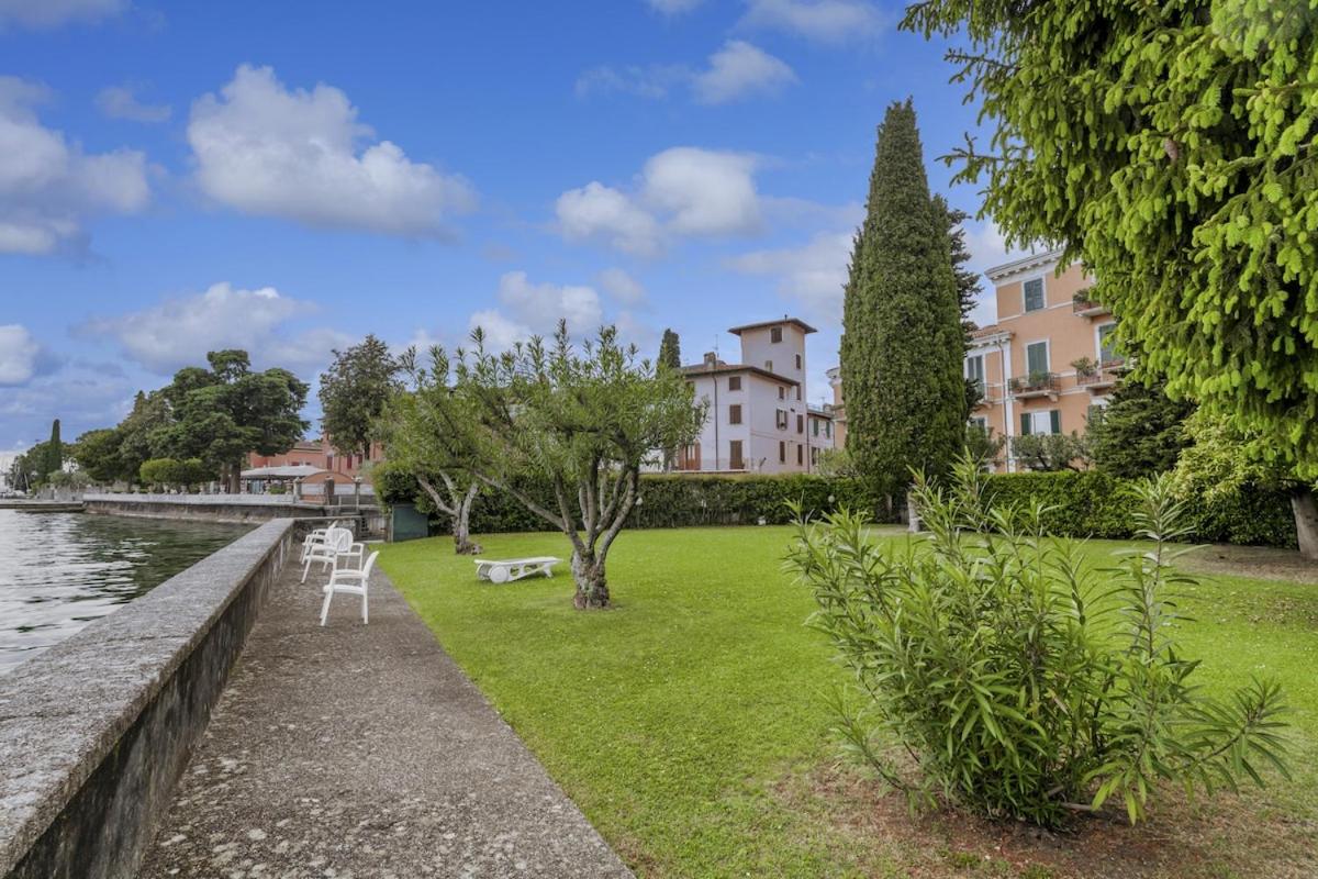 HOST4U - Loft del GARDA Residence with Pool, Front Lake Building
