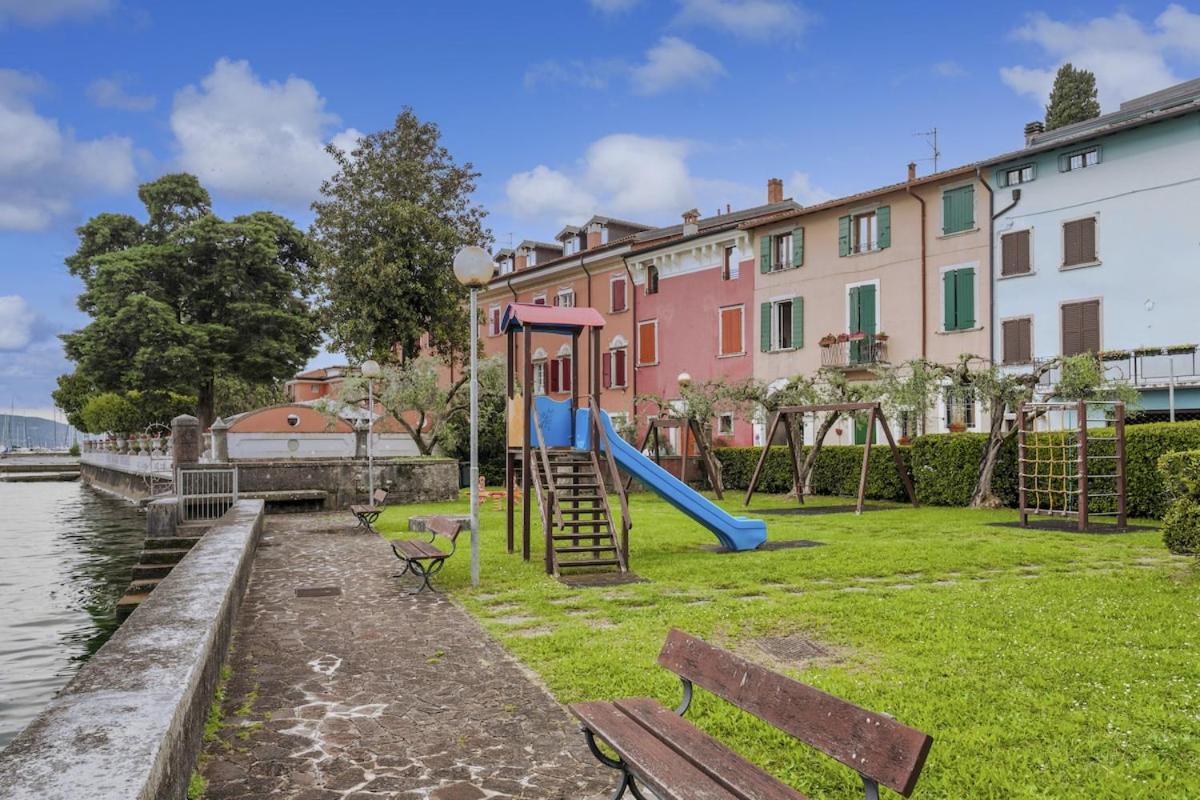 HOST4U - Loft del GARDA Residence with Pool, Front Lake Building