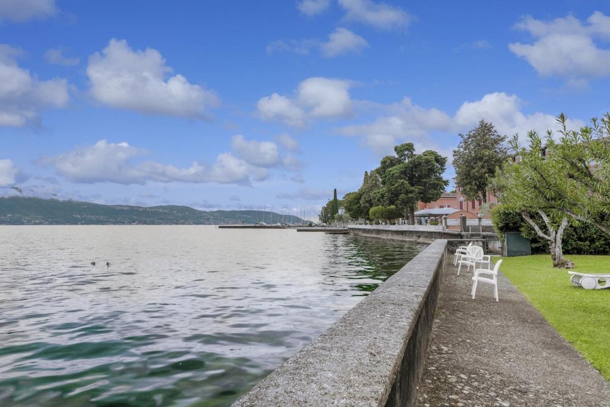 HOST4U - Loft del GARDA Residence with Pool, Front Lake Building