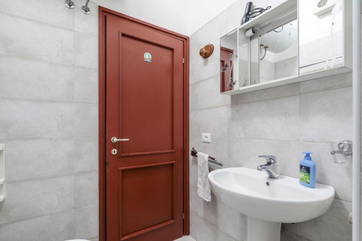 HOST4U - Loft del GARDA Residence with Pool, Front Lake Building