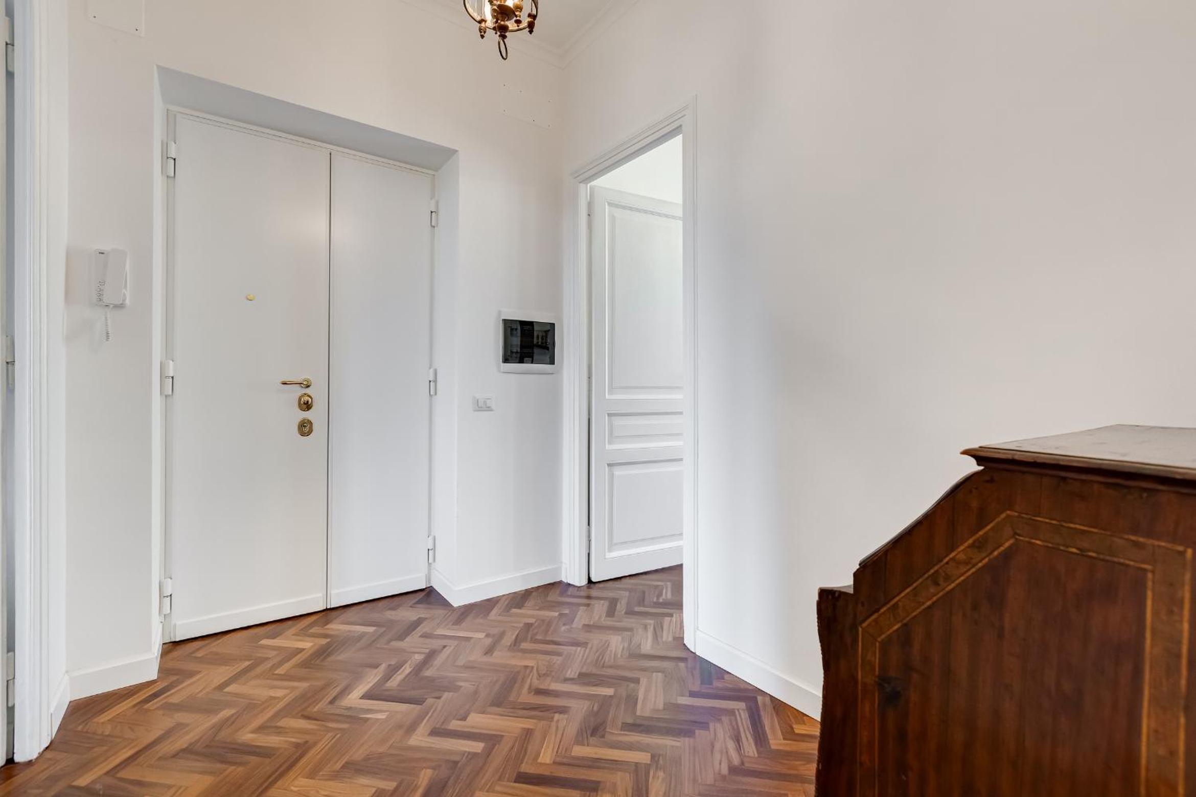 Elegant 3-Bedroom Apartment in Piazza Mazzini