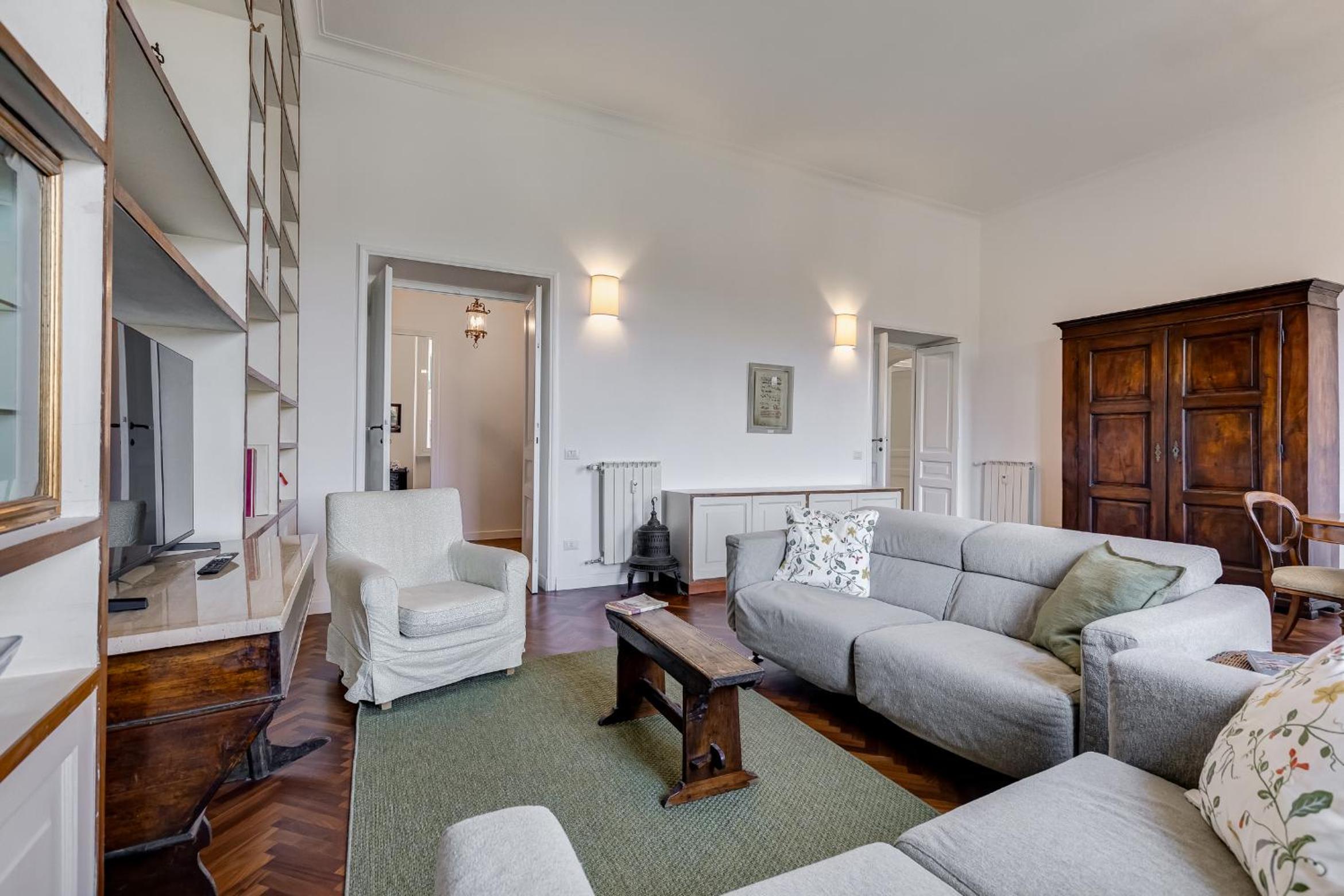 Elegant 3-Bedroom Apartment in Piazza Mazzini