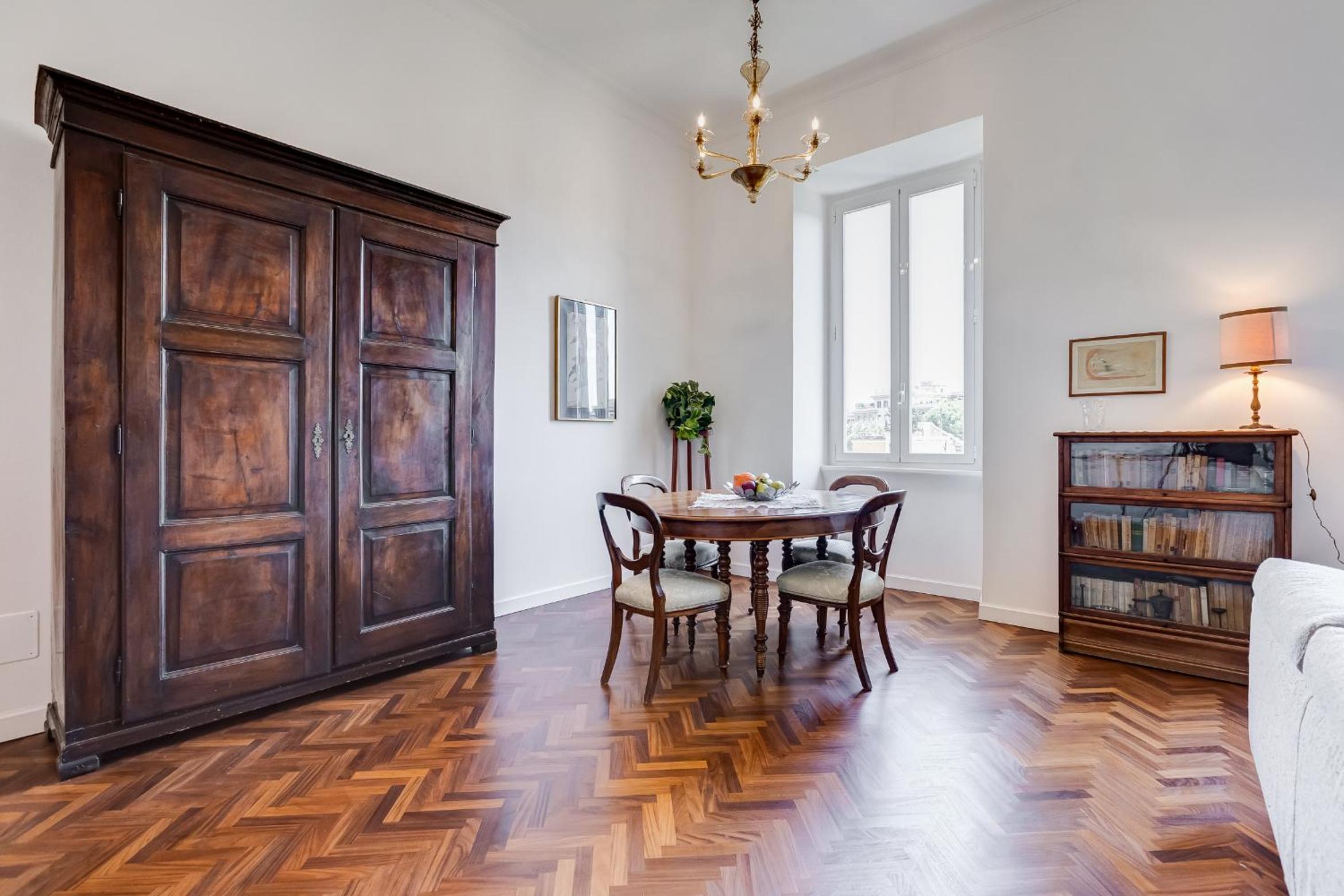 Elegant 3-Bedroom Apartment in Piazza Mazzini
