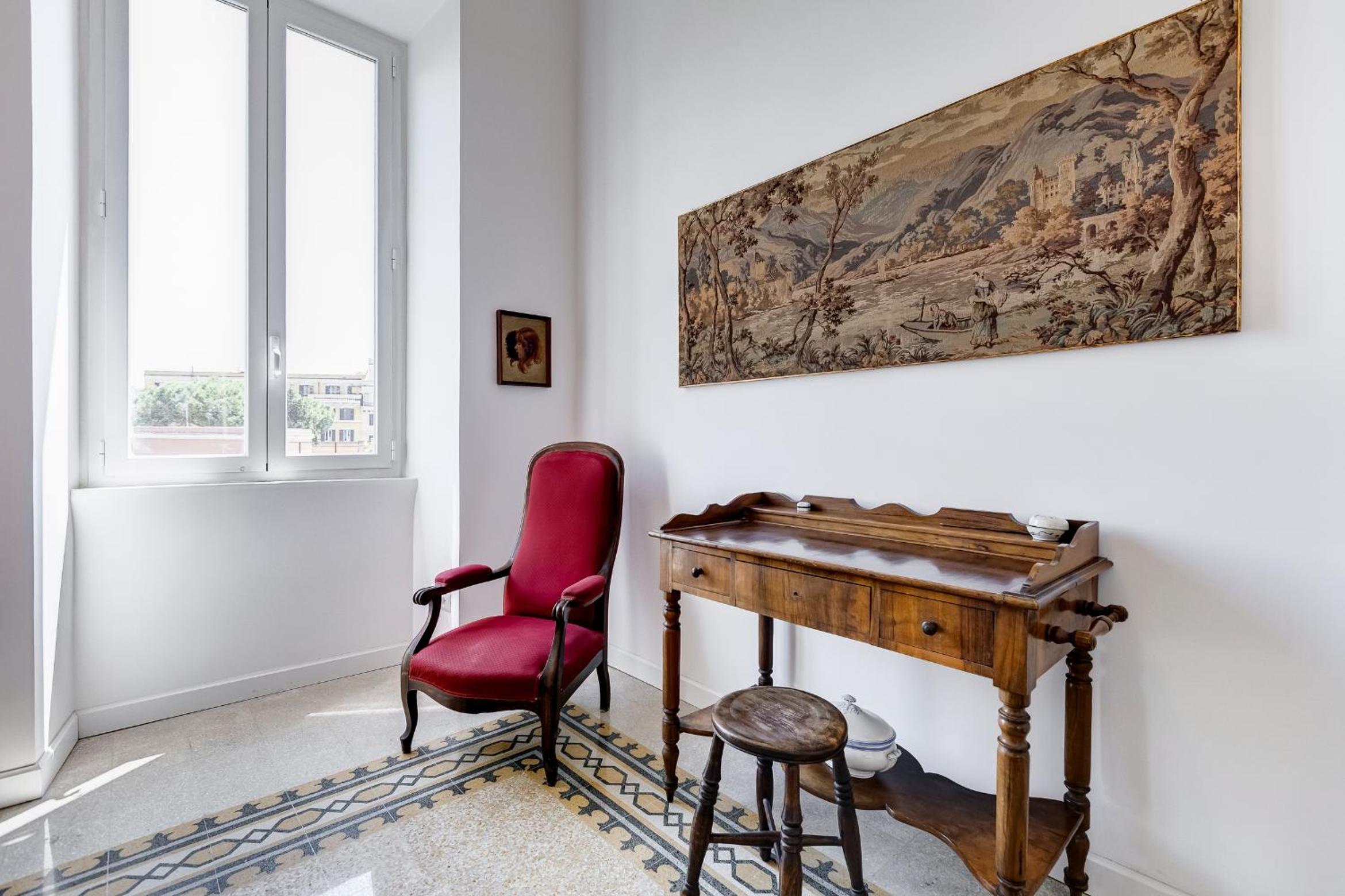 Elegant 3-Bedroom Apartment in Piazza Mazzini