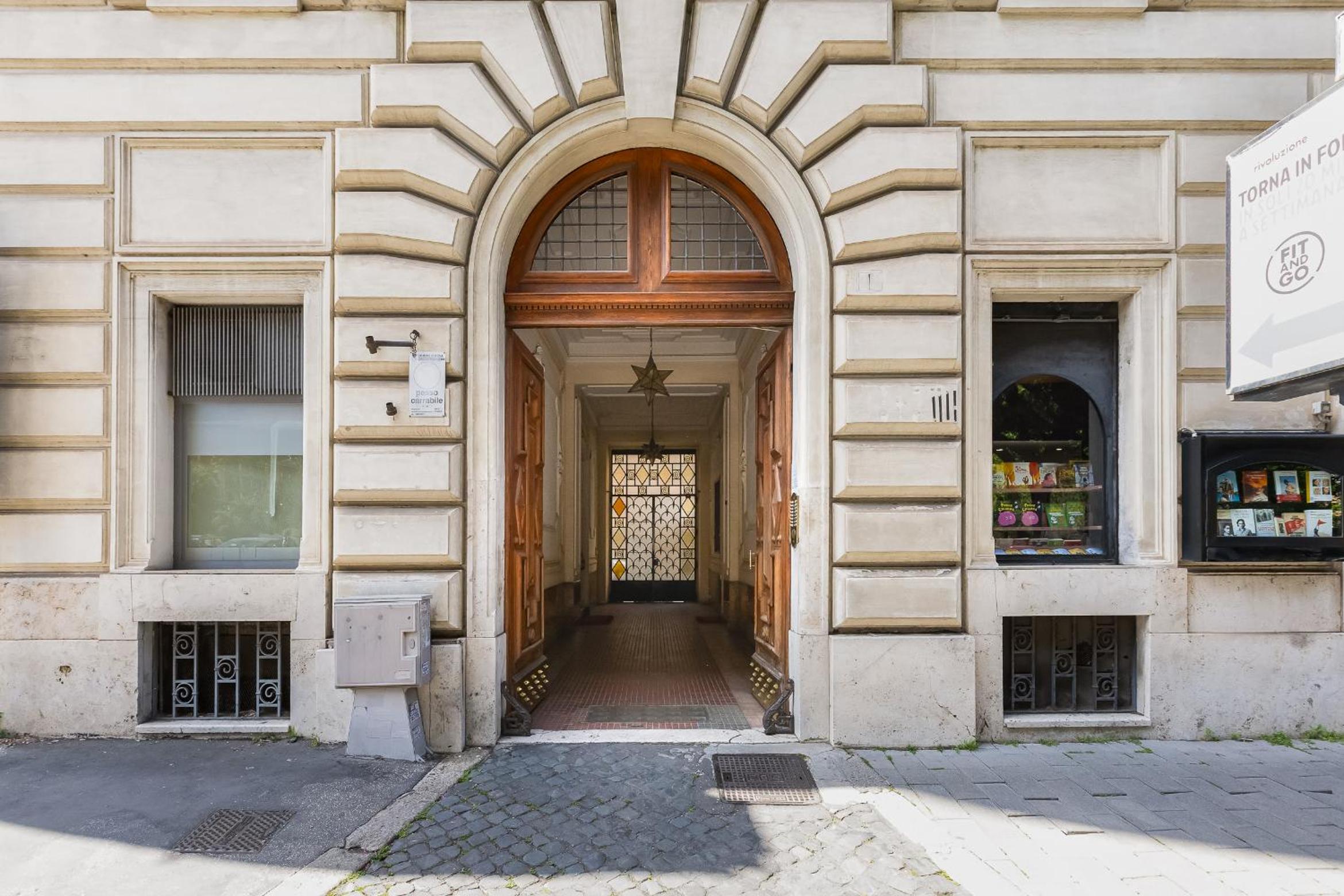 Elegant 3-Bedroom Apartment in Piazza Mazzini