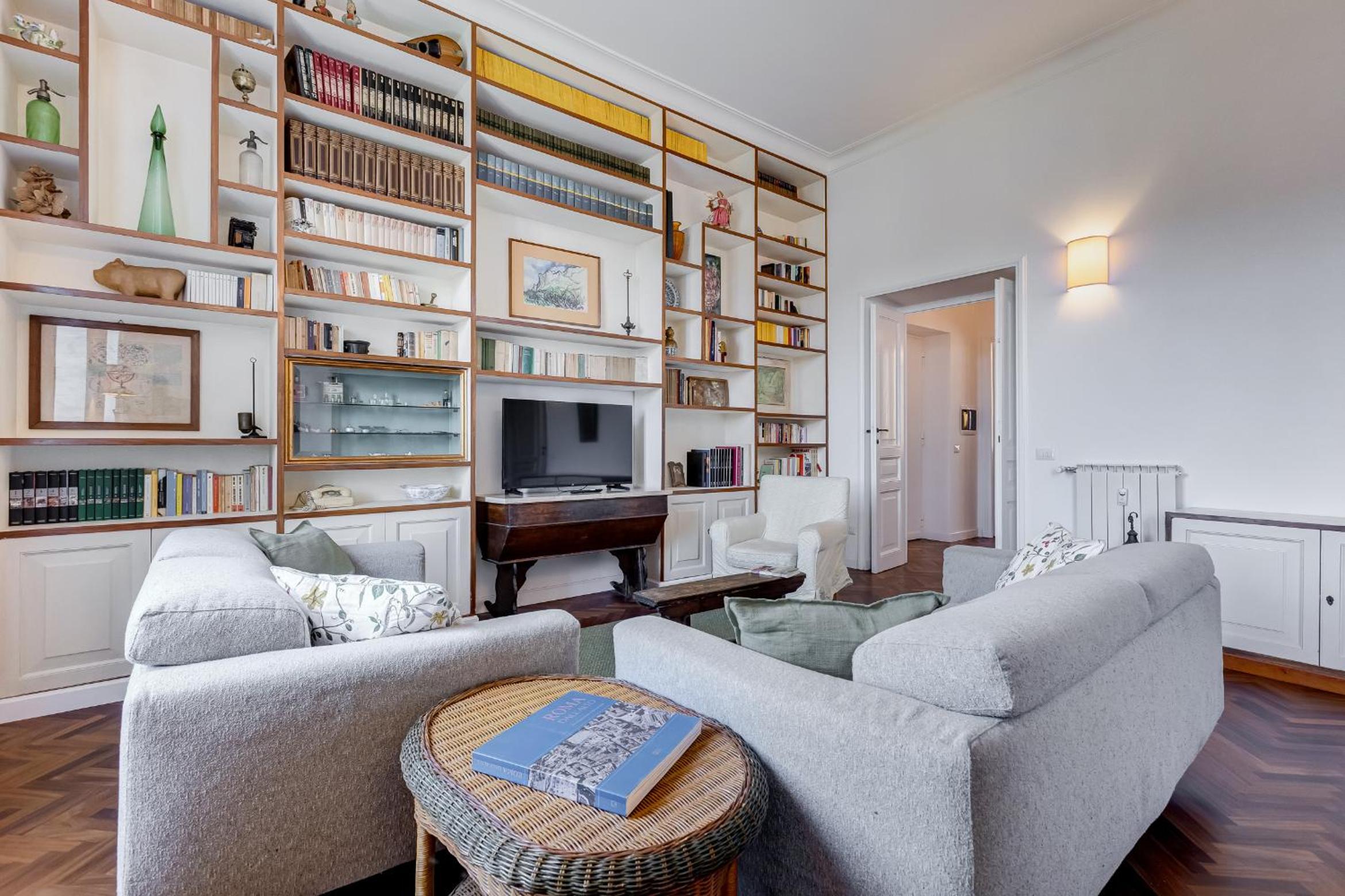 Elegant 3-Bedroom Apartment in Piazza Mazzini