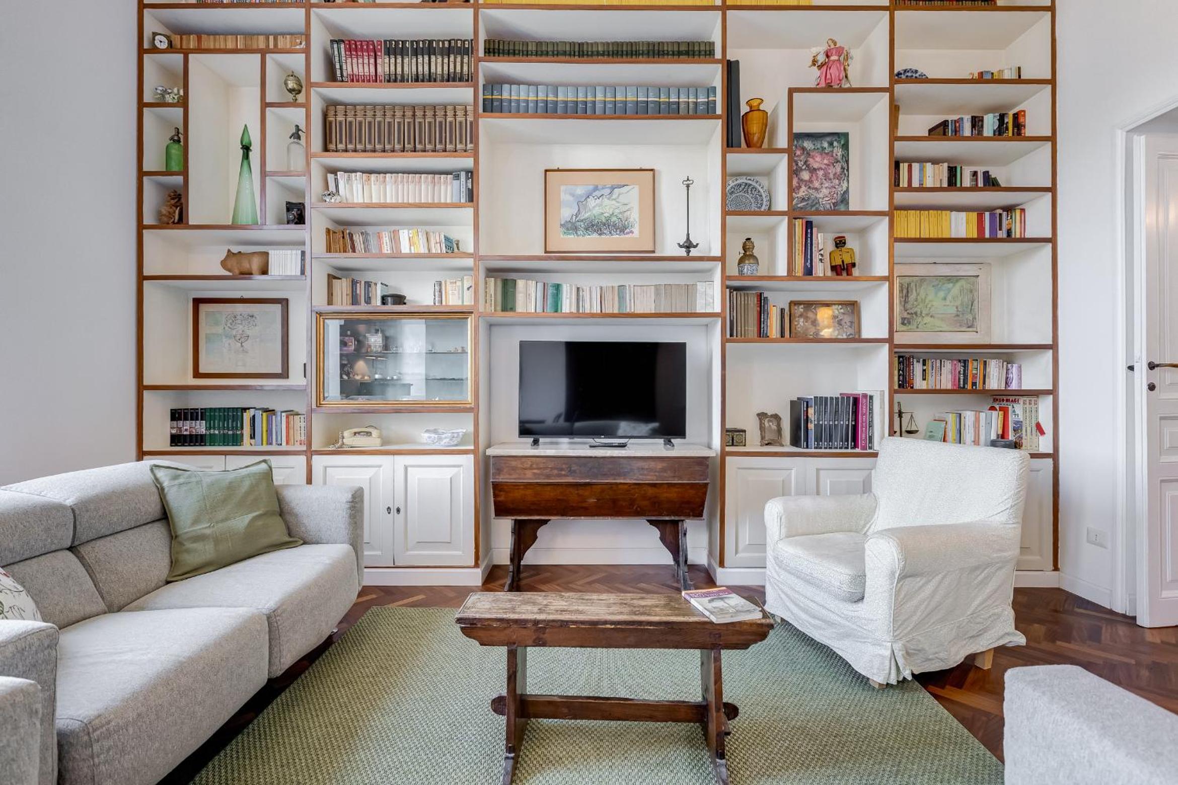 Elegant 3-Bedroom Apartment in Piazza Mazzini