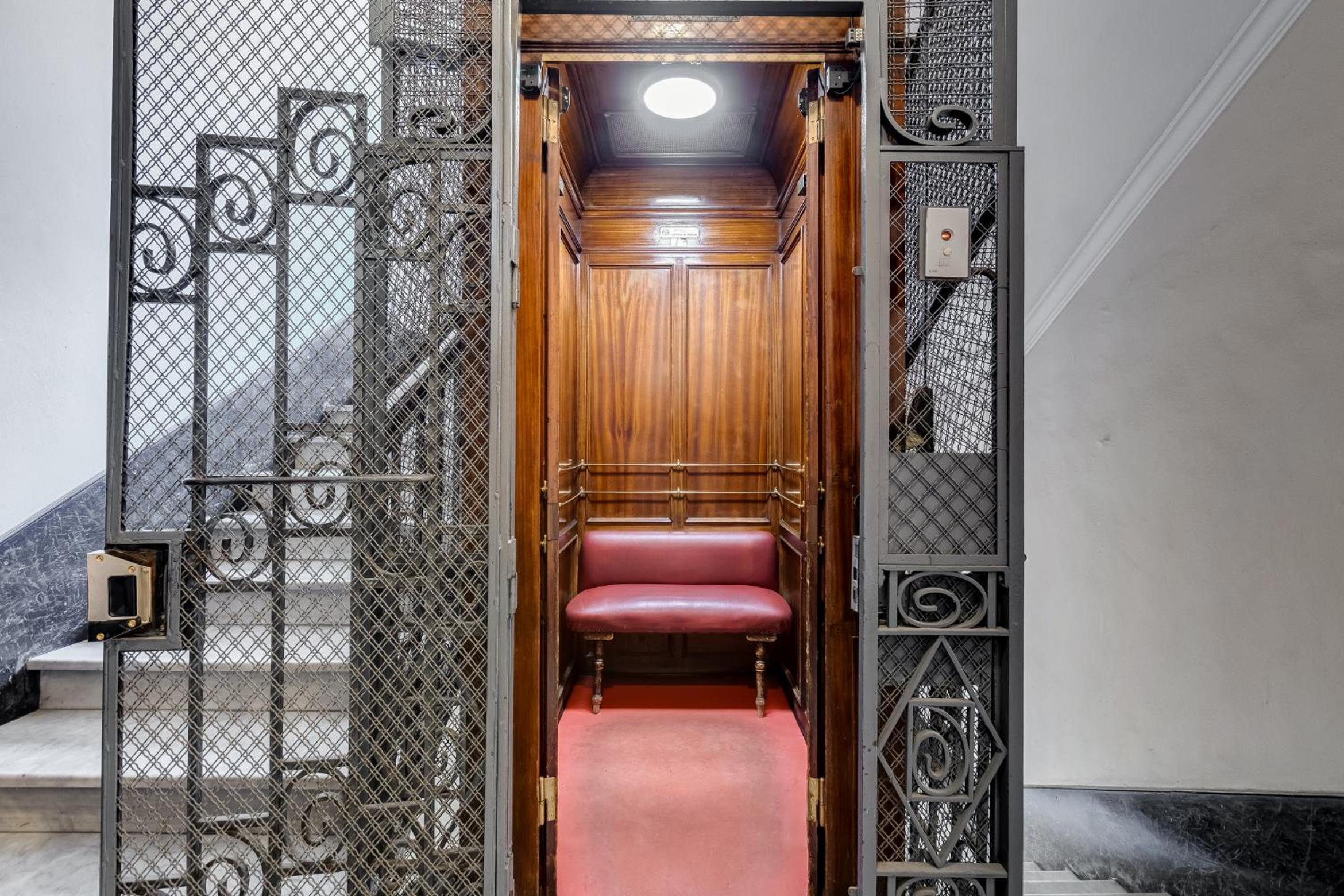 Elegant 3-Bedroom Apartment in Piazza Mazzini