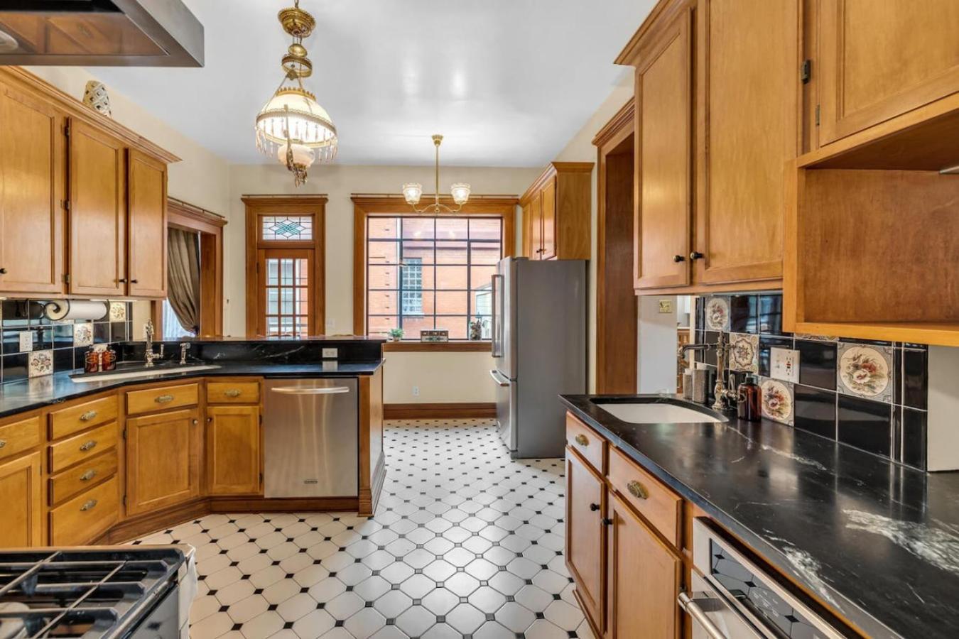 Historic Cap Hill Gem Prime Location Walkable