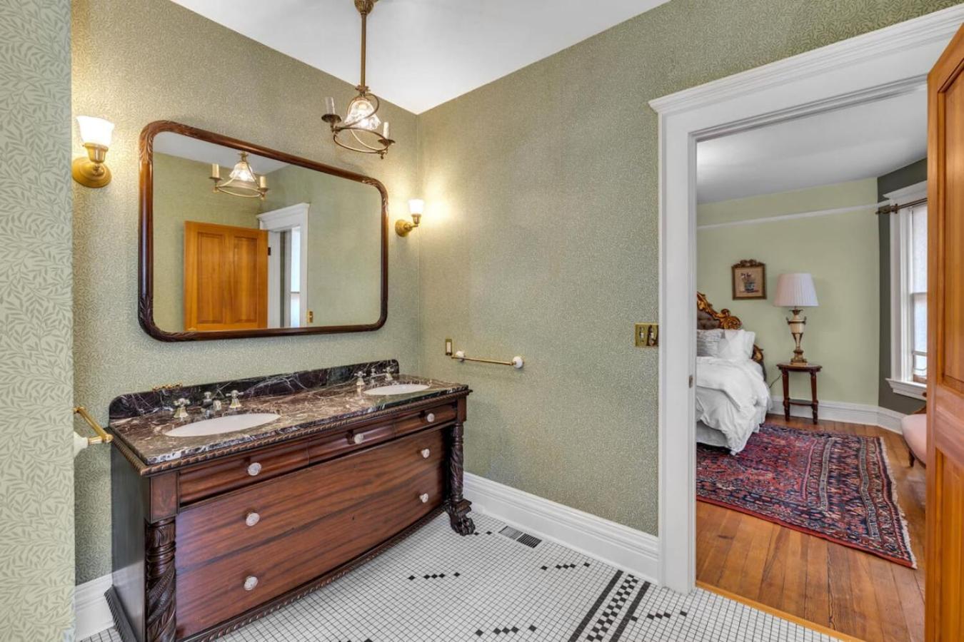 Historic Cap Hill Gem Prime Location Walkable