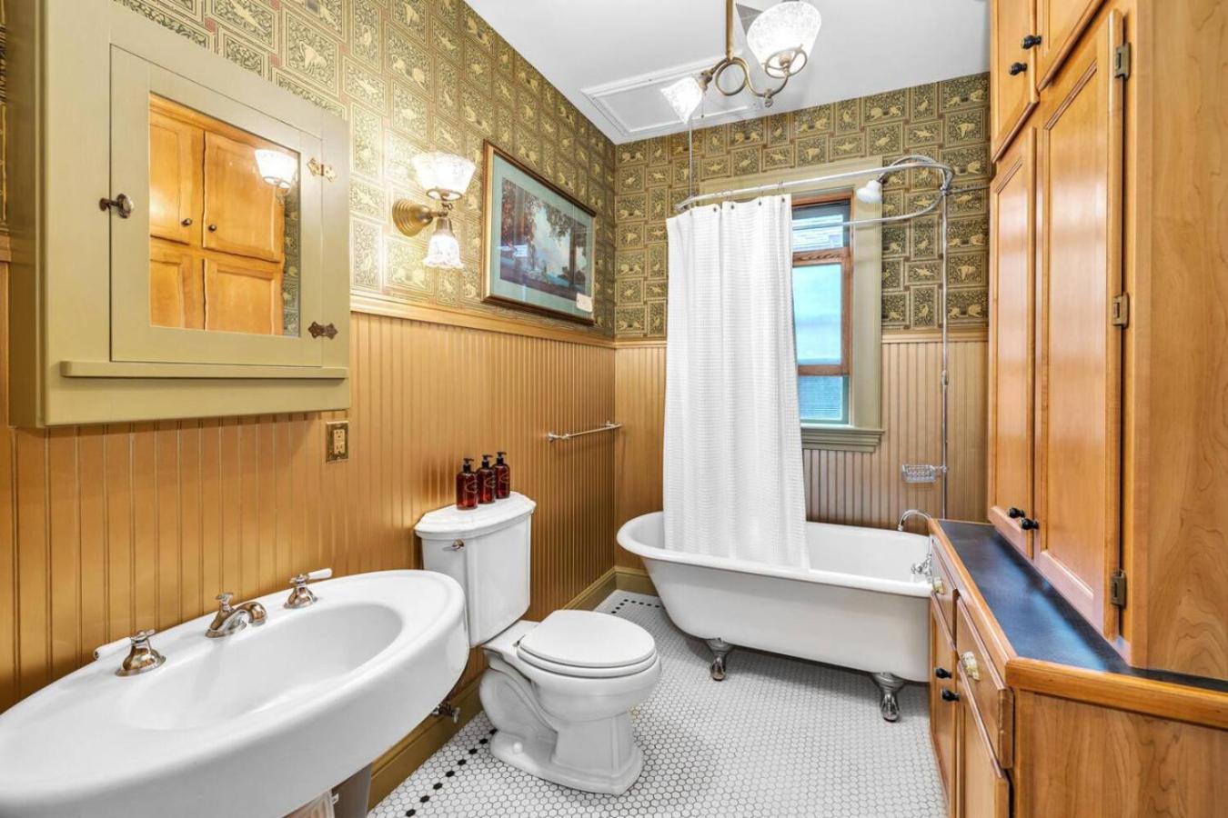 Historic Cap Hill Gem Prime Location Walkable