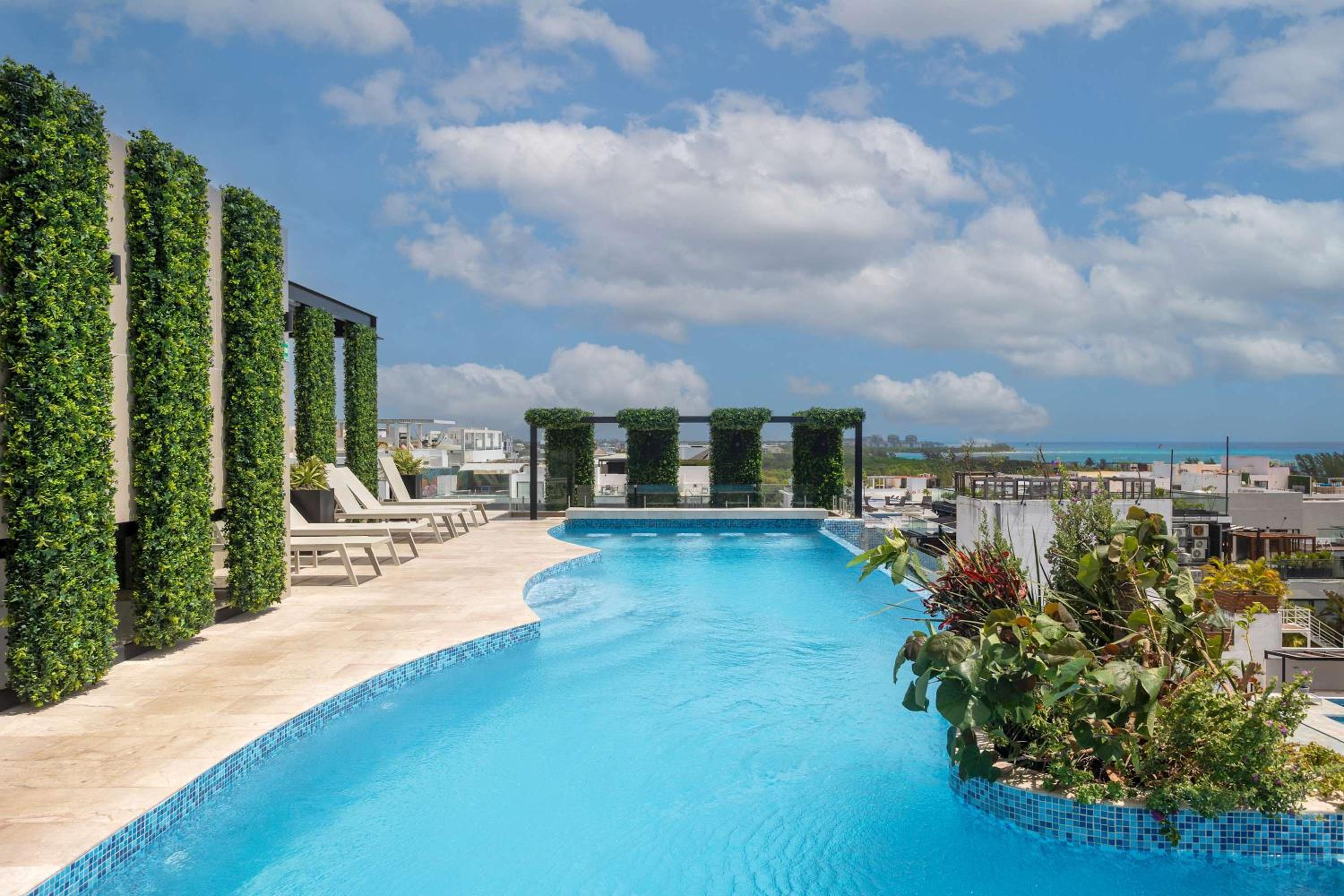 5th-floor Apartment with Ocean Views Rooftop Pool