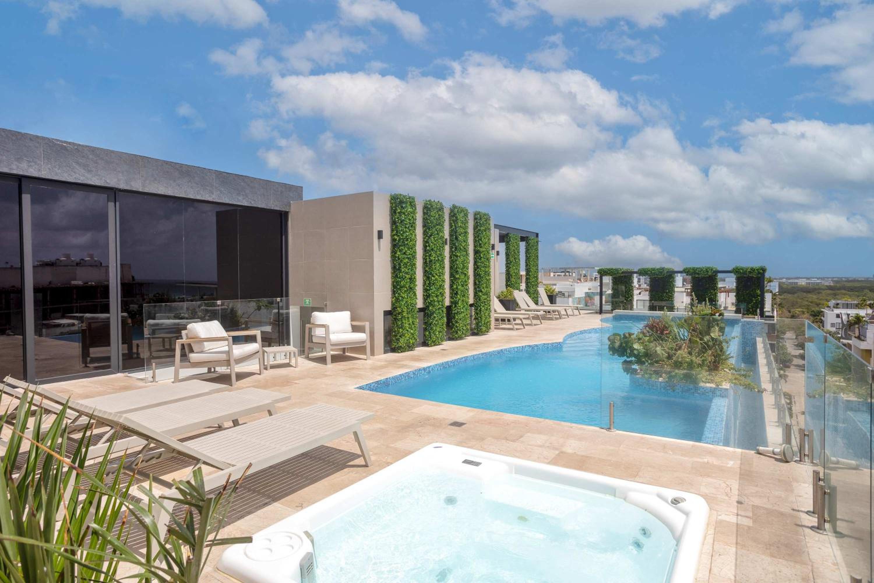5th-floor Apartment with Ocean Views Rooftop Pool