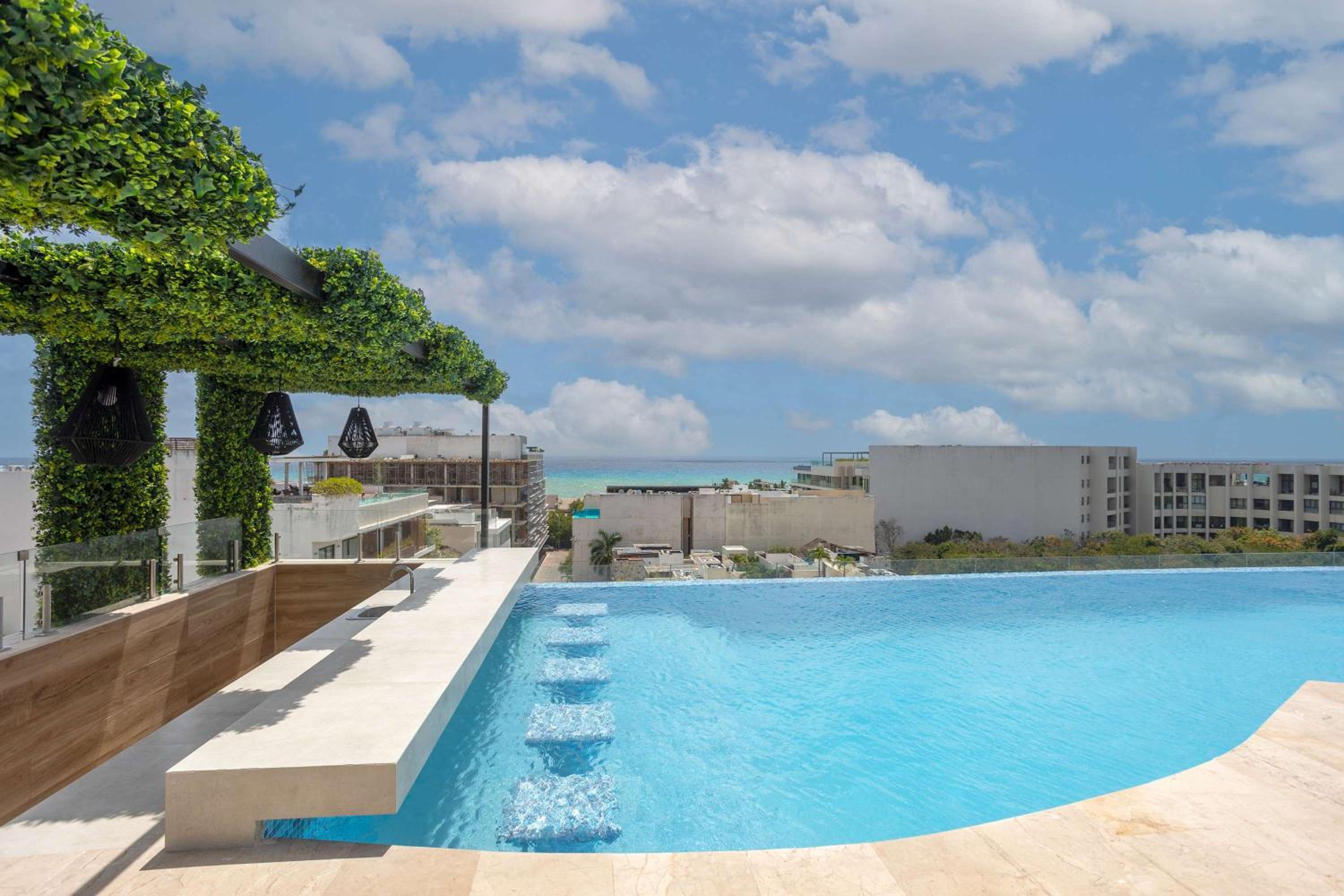 5th-floor Apartment with Ocean Views Rooftop Pool