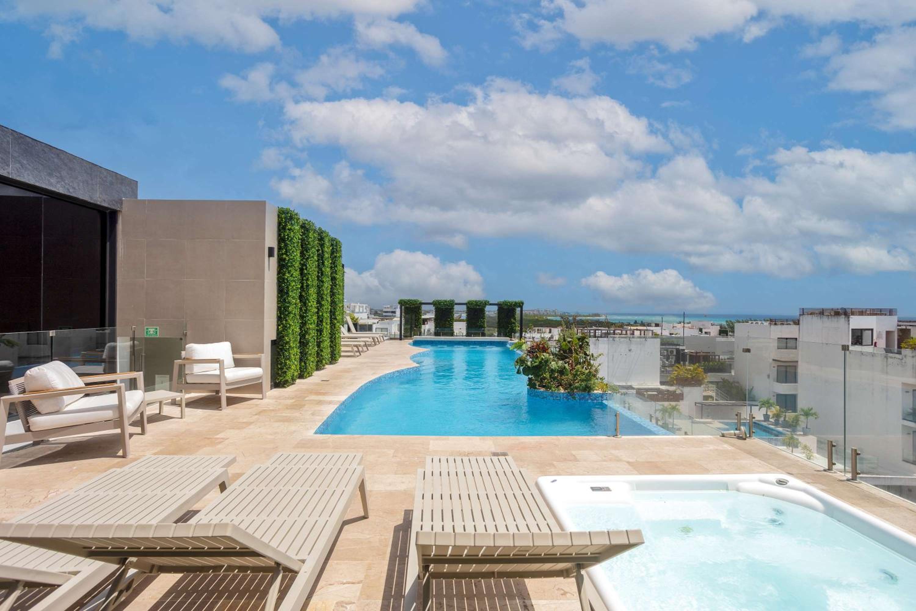 5th-floor Apartment with Ocean Views Rooftop Pool