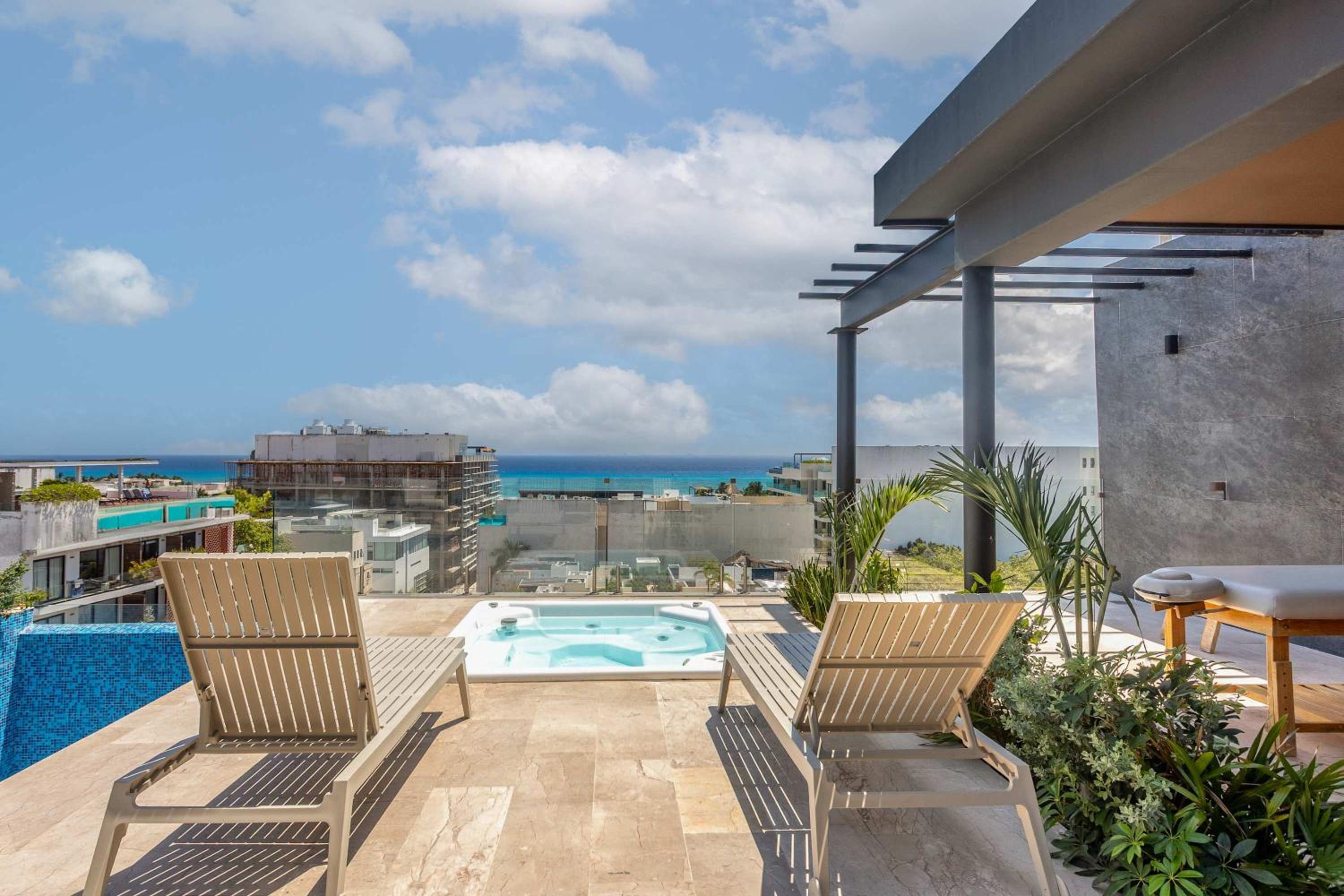 5th-floor Apartment with Ocean Views Rooftop Pool