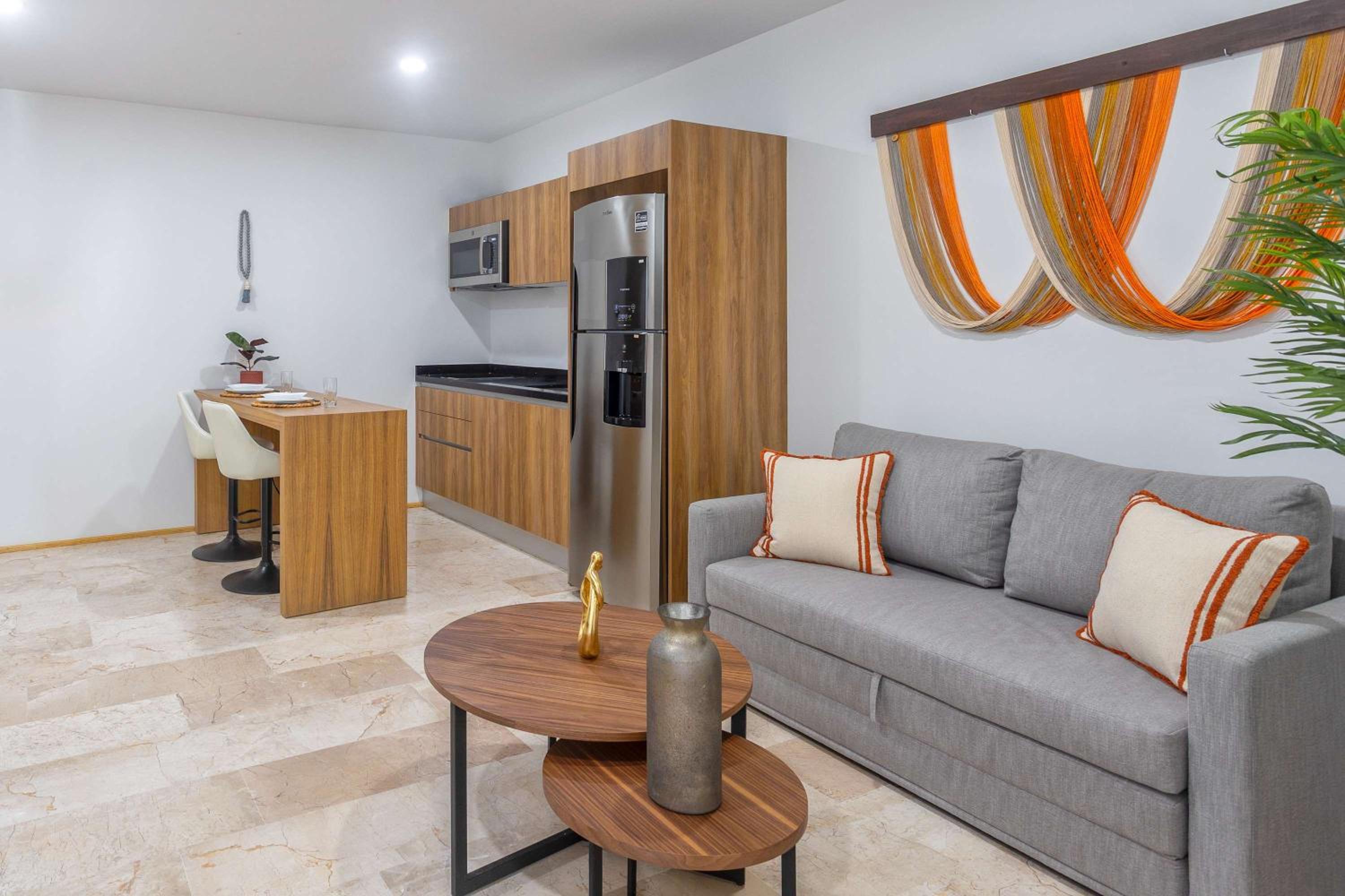 5th-floor Apartment with Ocean Views Rooftop Pool