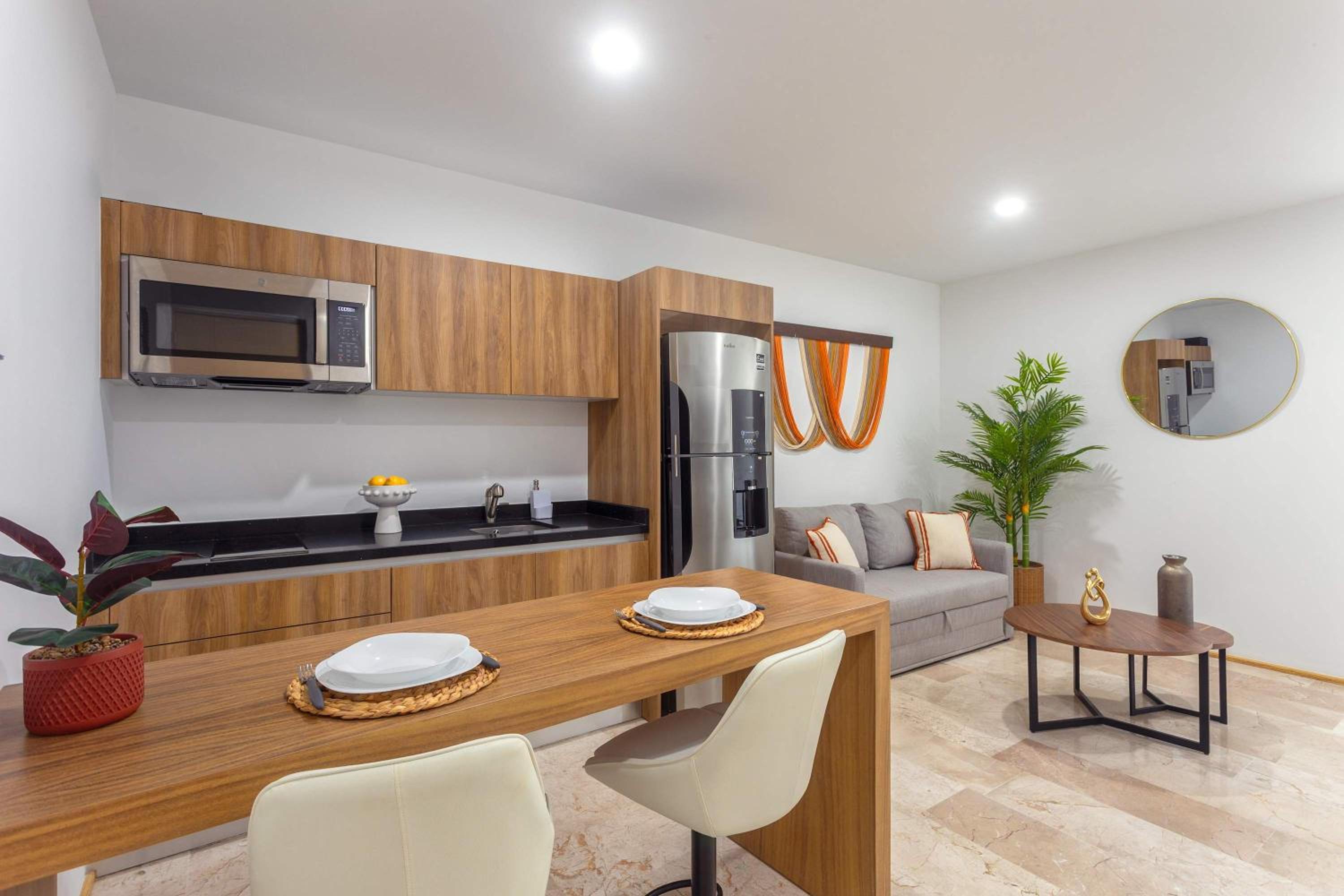 5th-floor Apartment with Ocean Views Rooftop Pool