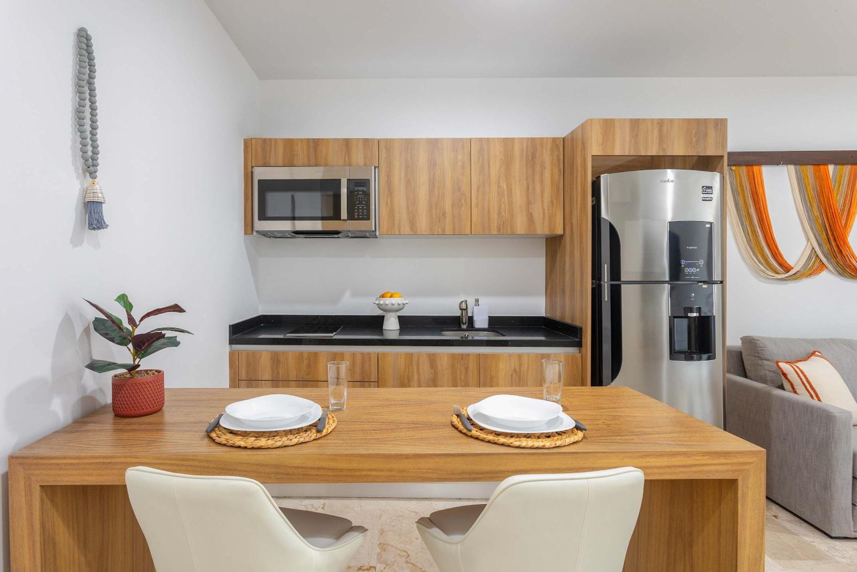 5th-floor Apartment with Ocean Views Rooftop Pool