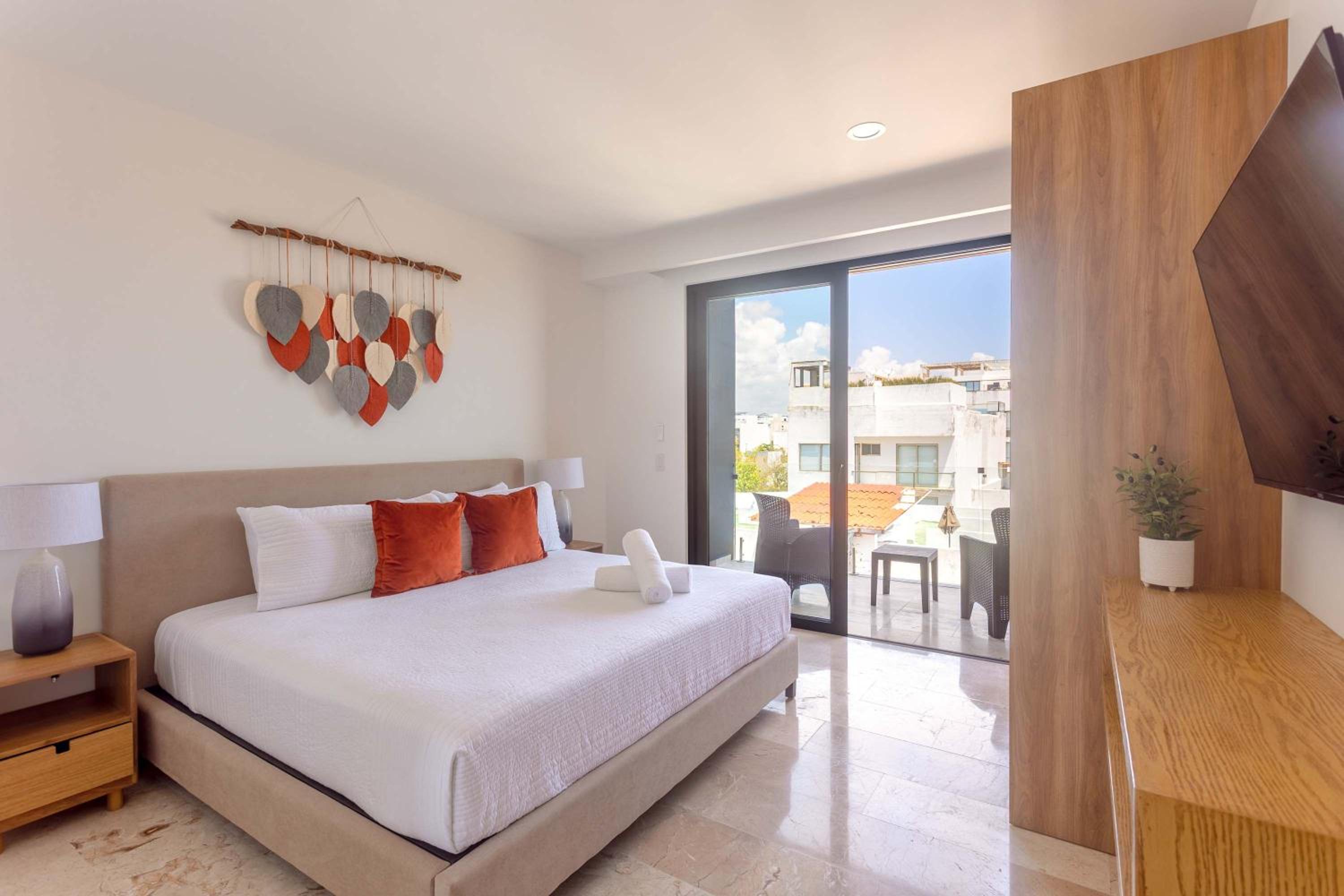 5th-floor Apartment with Ocean Views Rooftop Pool